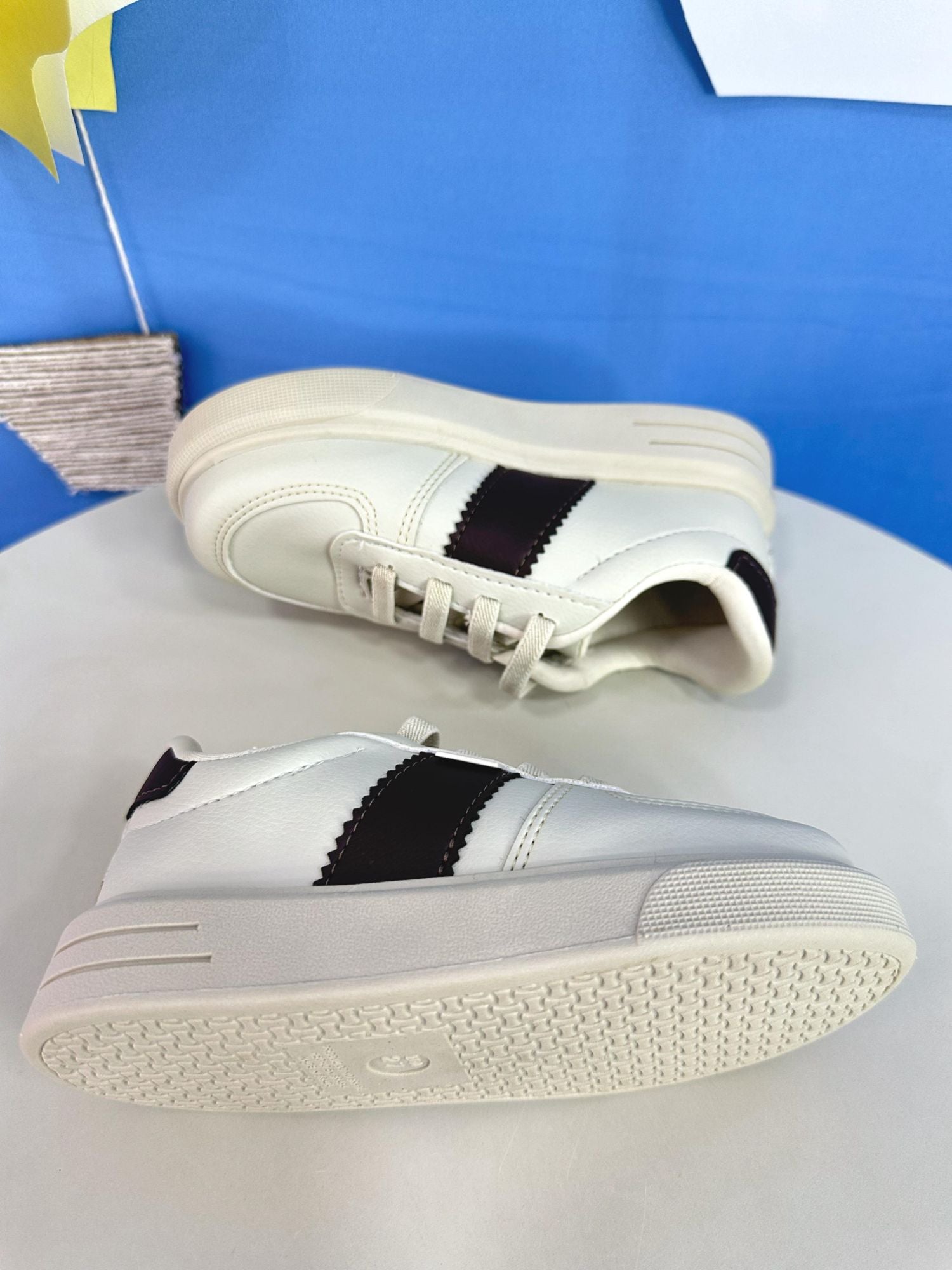 Sapatênis Off White e Marrom Com Cadarço Casual
