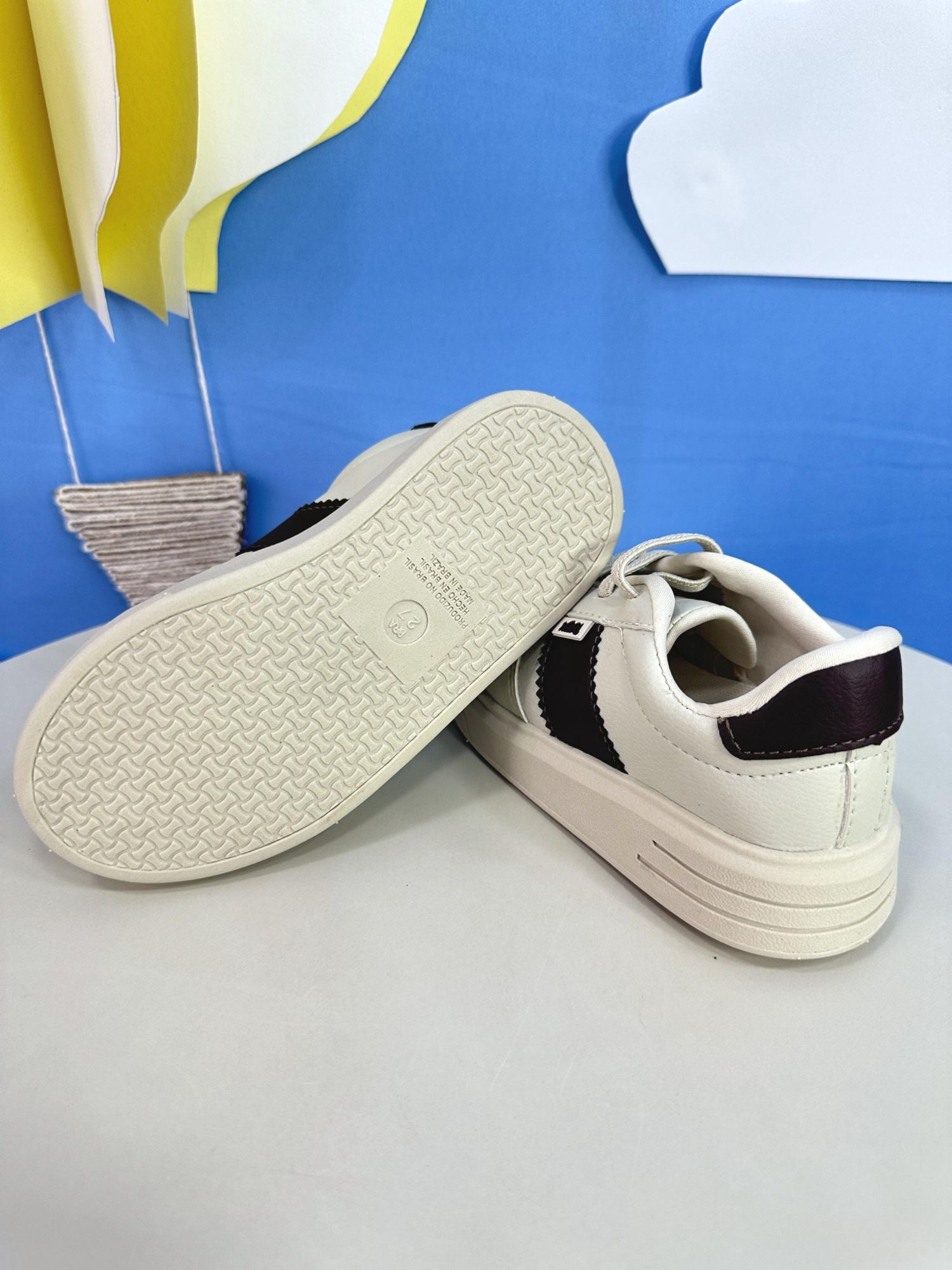 Sapatênis Off White e Marrom Com Cadarço Casual