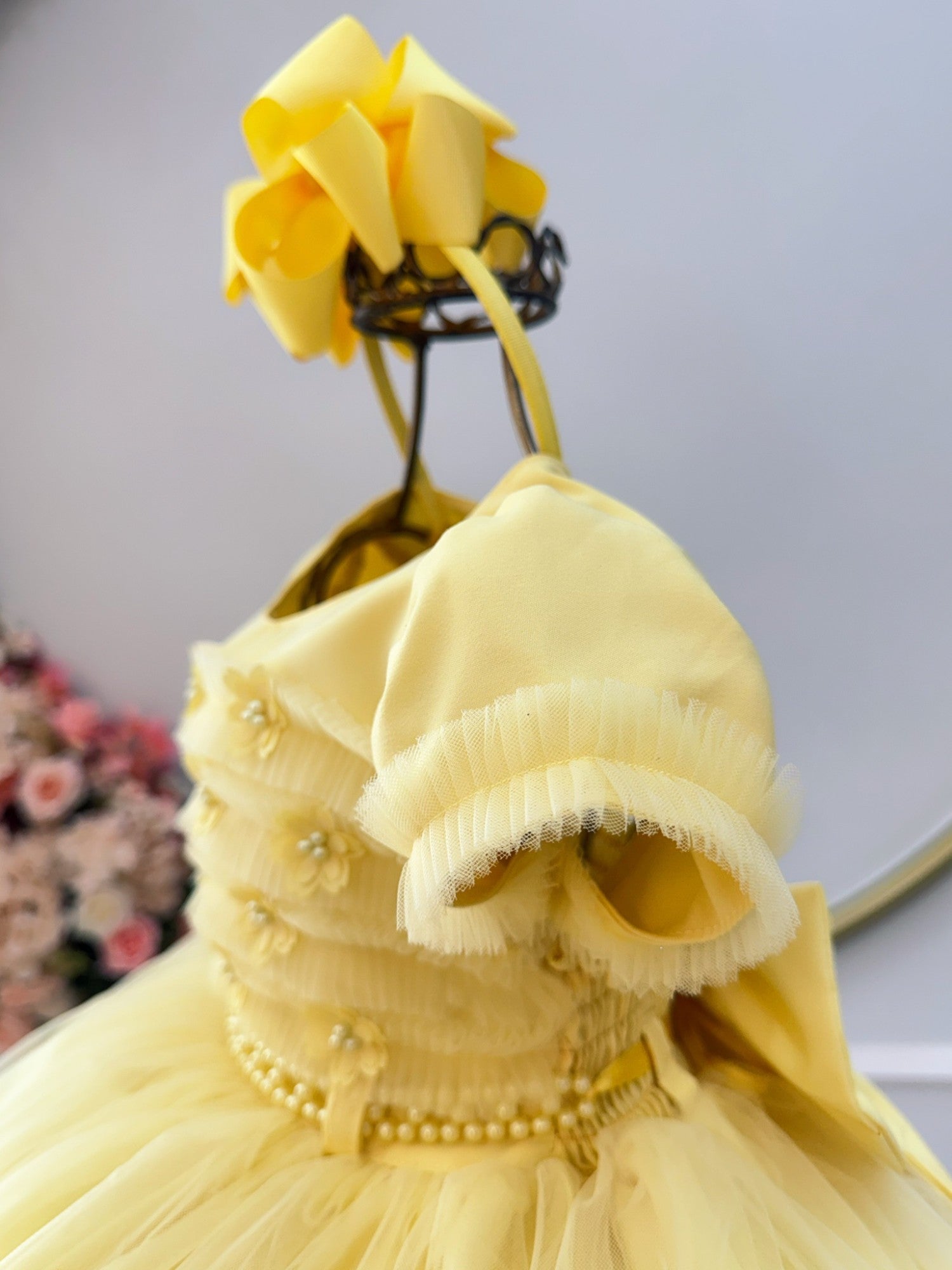 Vestido Infantil Amarelo C/ Apliques de Flores e Renda Luxo