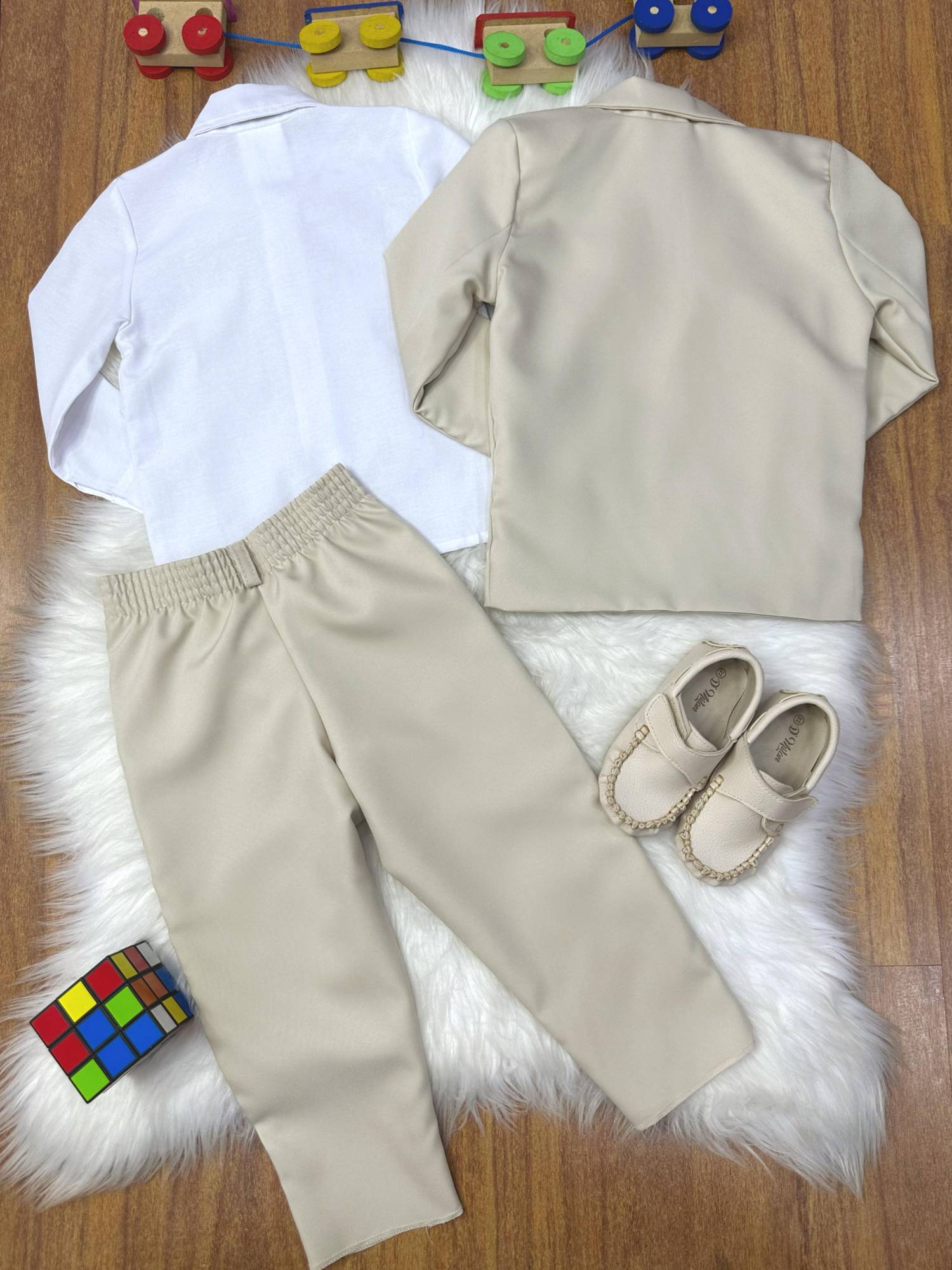 Terno Social com Calça Bege e Camisa Branca Pajem