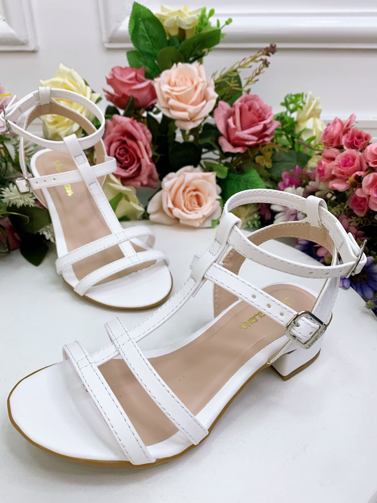 Sandália Infantil de Tiras Trançadas Branco Com Salto