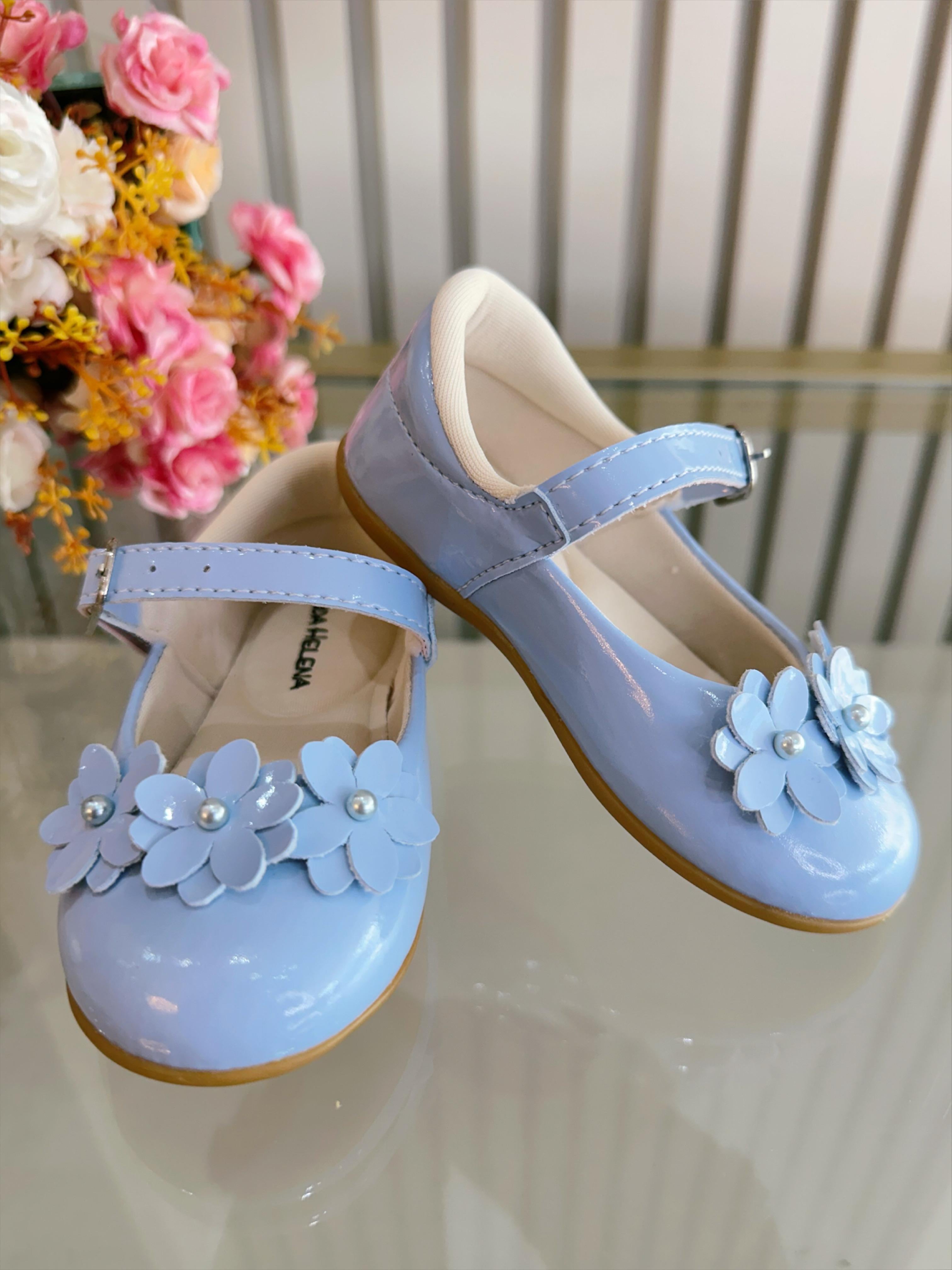 Sapatinho Azul Verniz C/ Aplique de Florzinhas Batizado