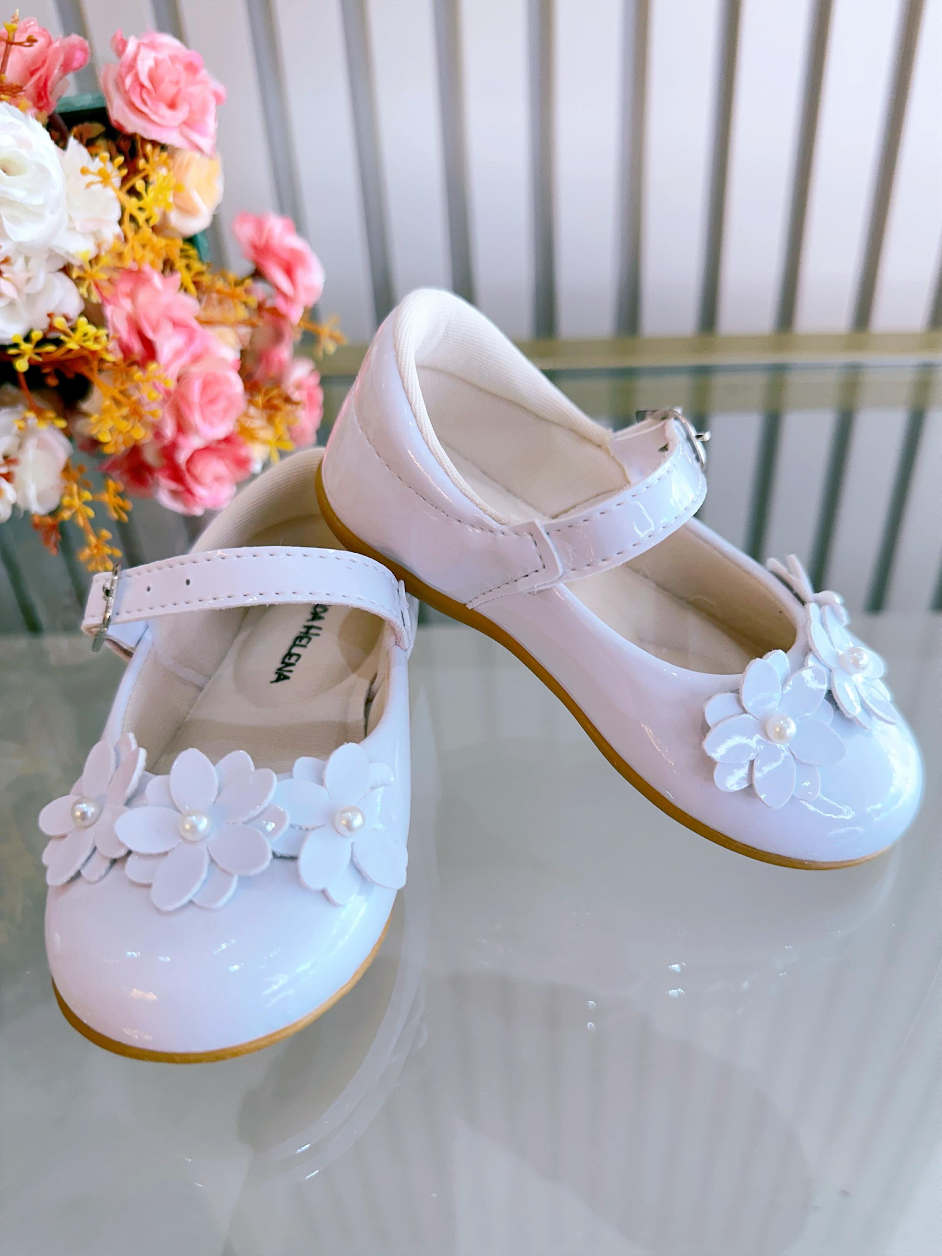 Sapatinho Branco Vermiz C/ Aplique de Florzinhas Batizado