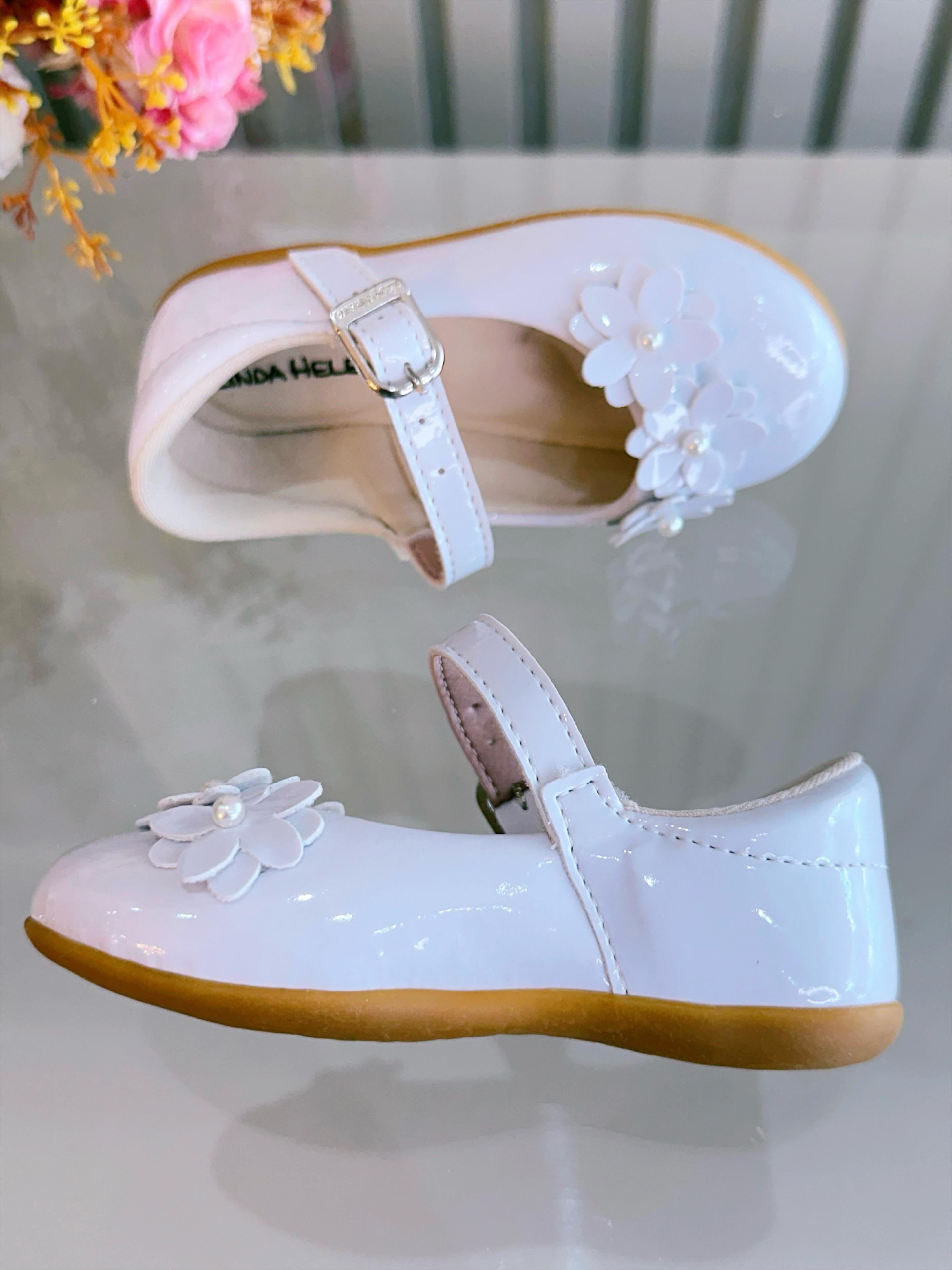 Sapatinho Branco Vermiz C/ Aplique de Florzinhas Batizado