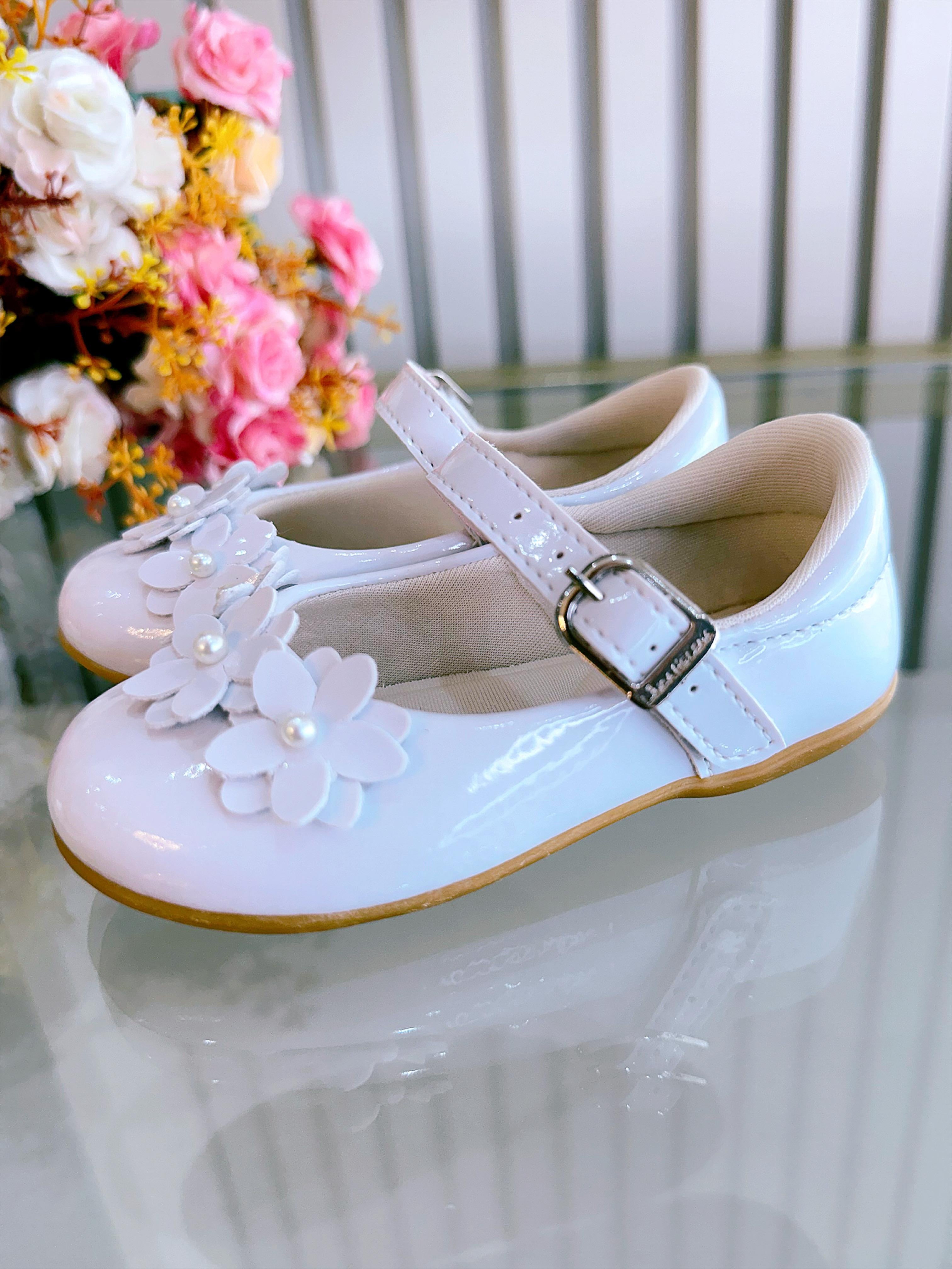 Sapatinho Branco Vermiz C/ Aplique de Florzinhas Batizado