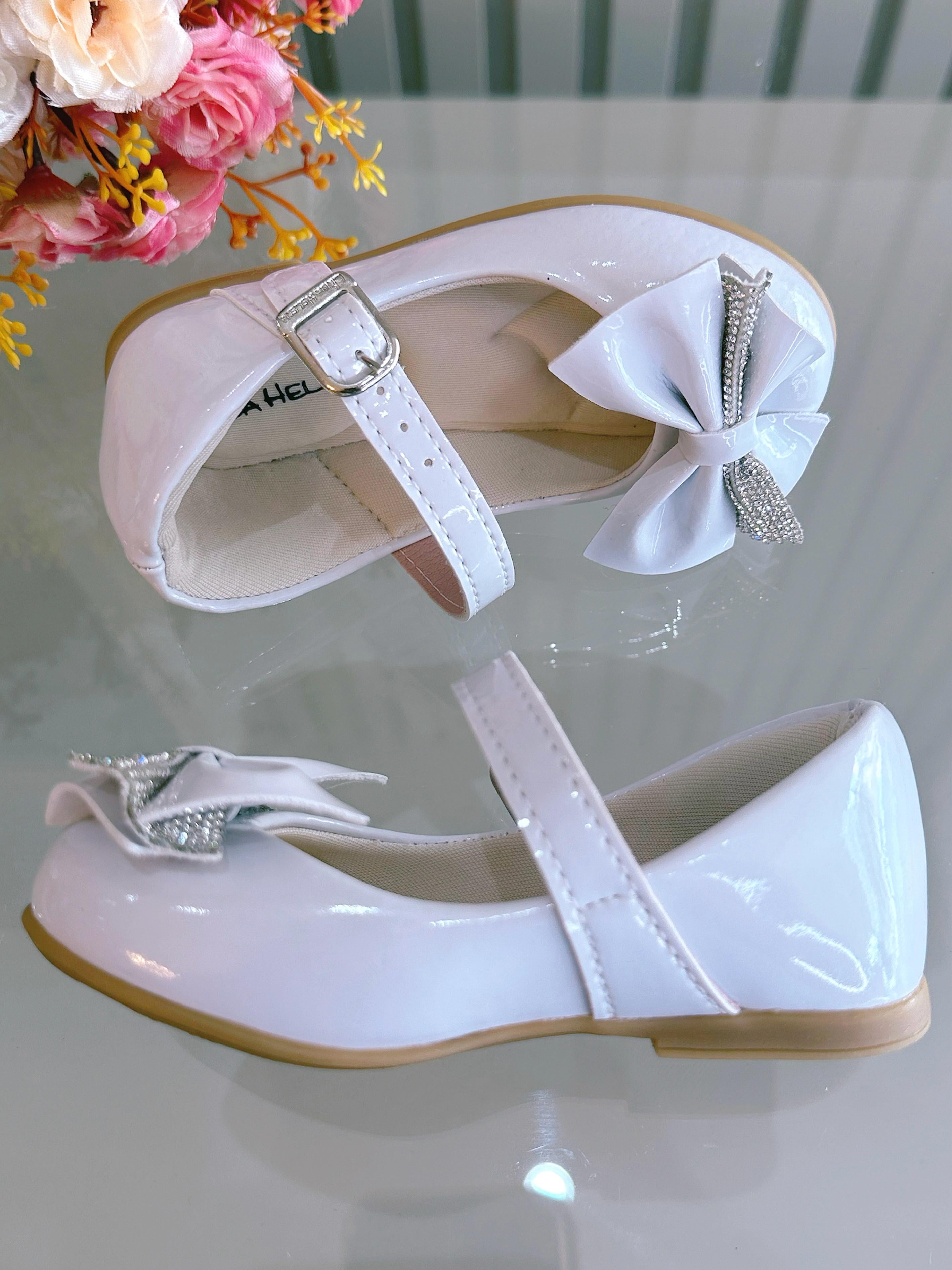 Sapatinho Branco Verniz Aplique de Lacinho Com Strass Luxo