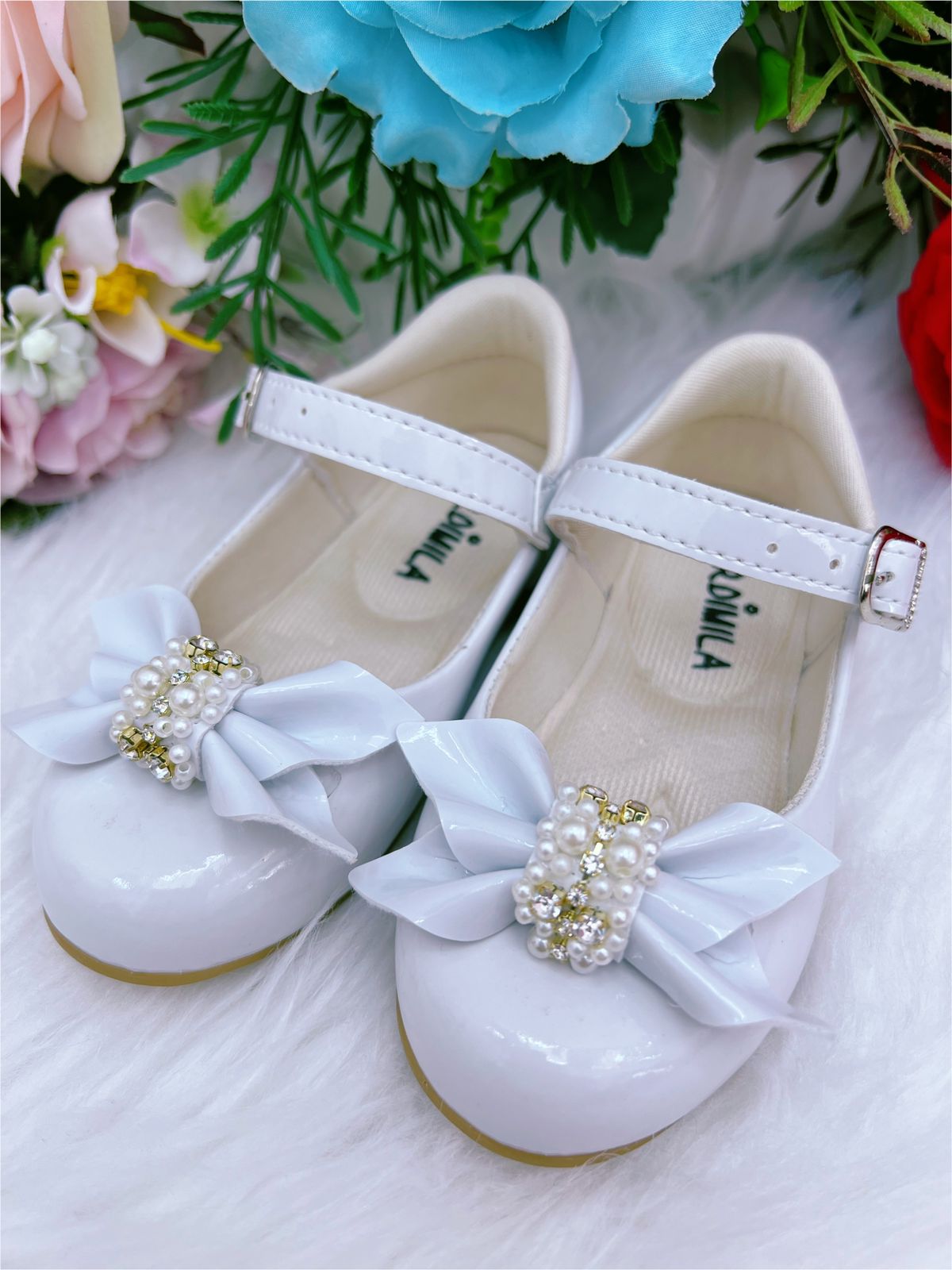 Sapatinho Branco Verniz Com Lacinho e Pérolas Strass
