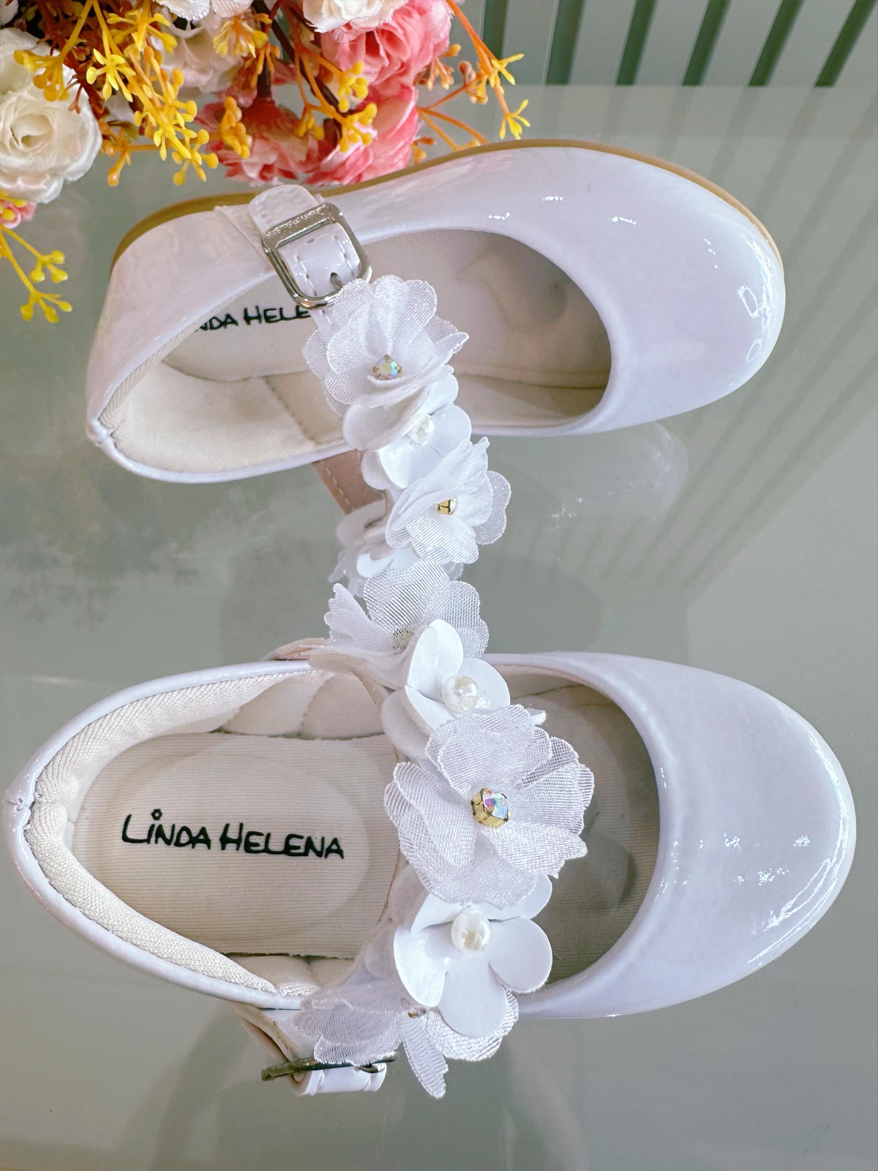 Sapatinho Infantil Branco Verniz Com Aplique de Flores Luxo