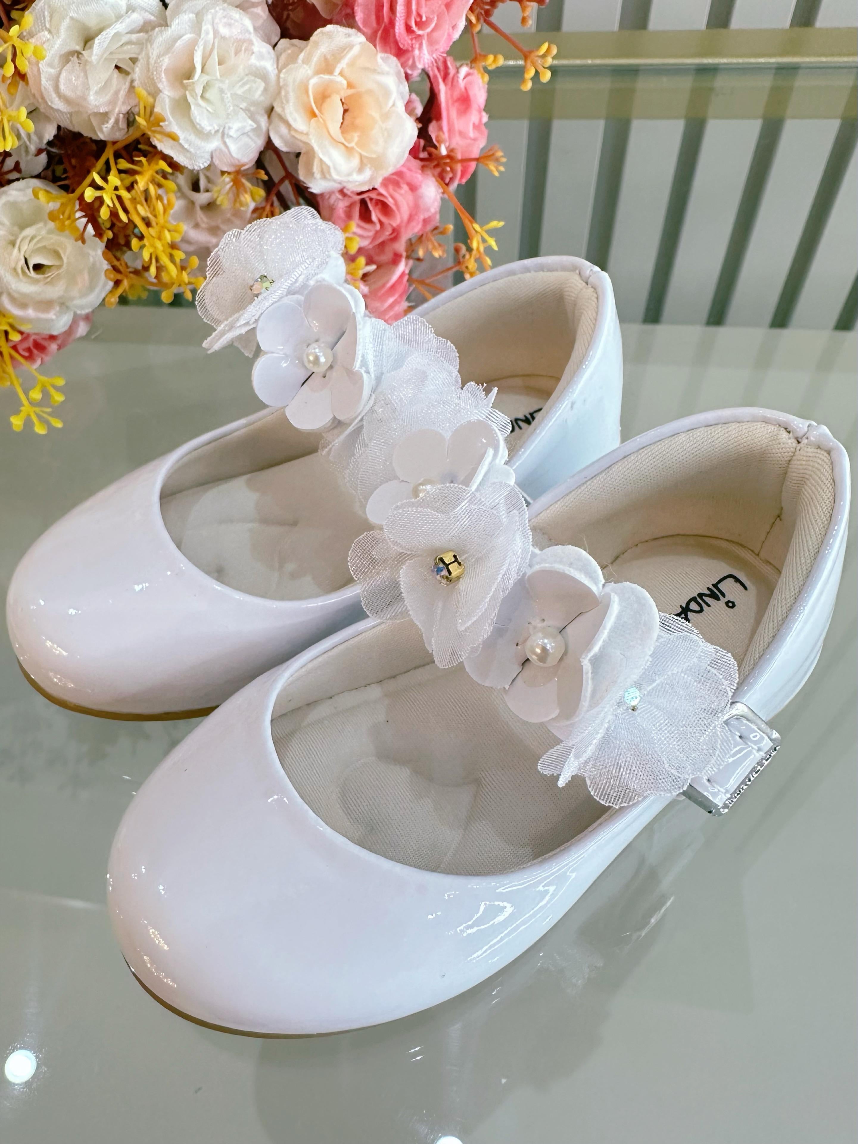Sapatinho Infantil Branco Verniz Com Aplique de Flores Luxo