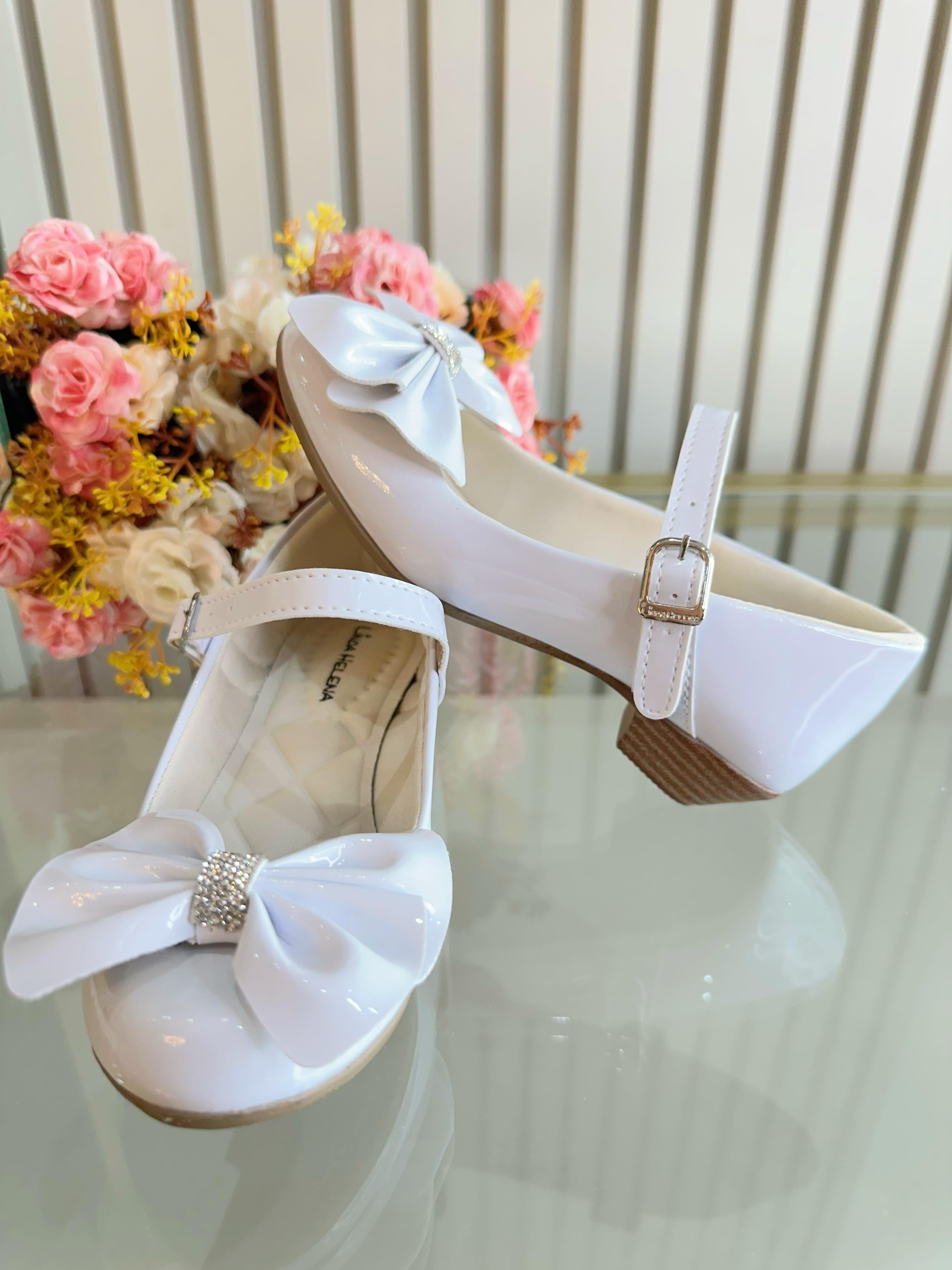 Sapatinho C/ Salto Branco Verniz Aplique de Lacinho e Strass