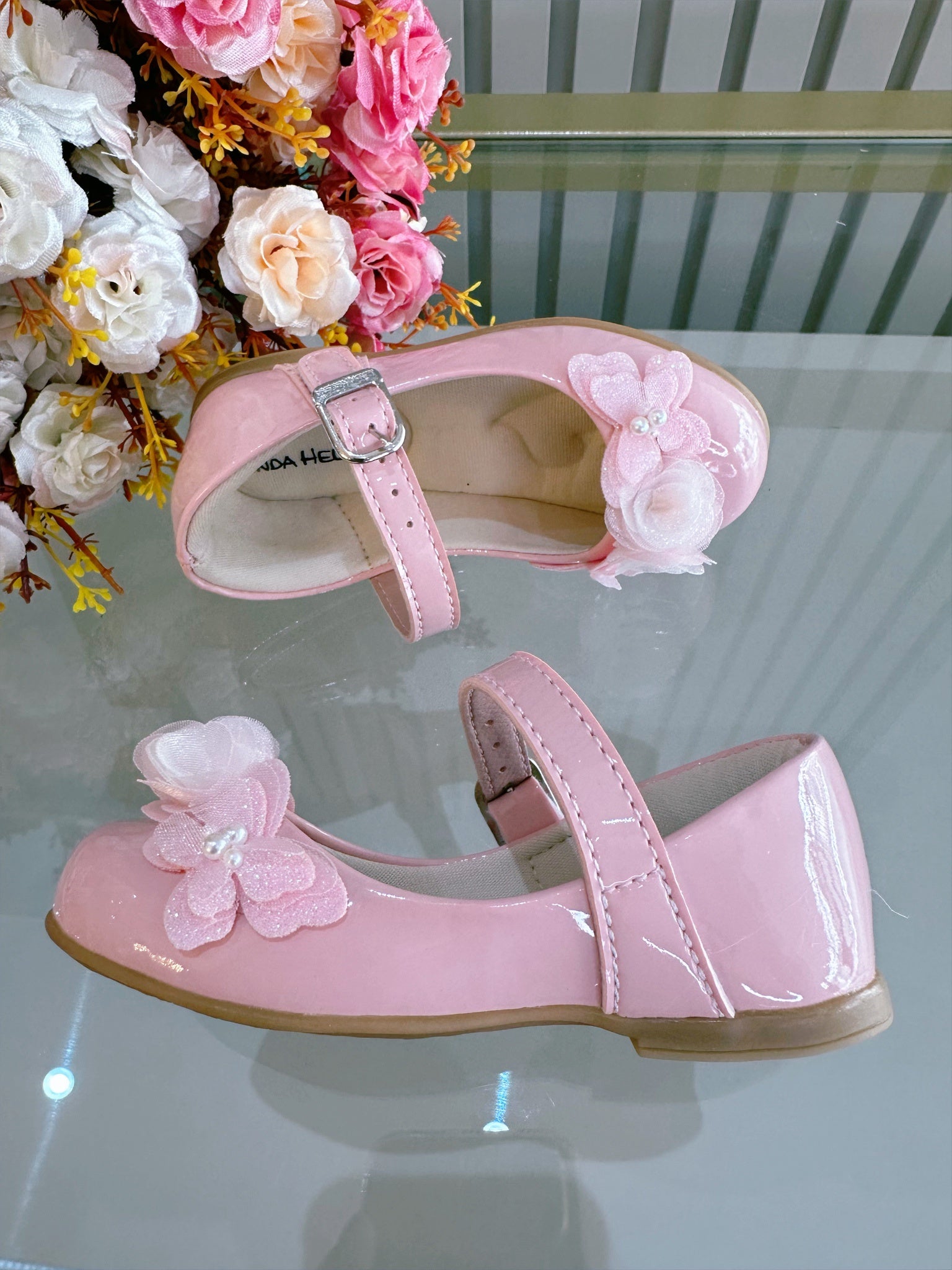 Sapatinho Rosa Bebê Verniz Aplique de Borboleta Flor Luxo