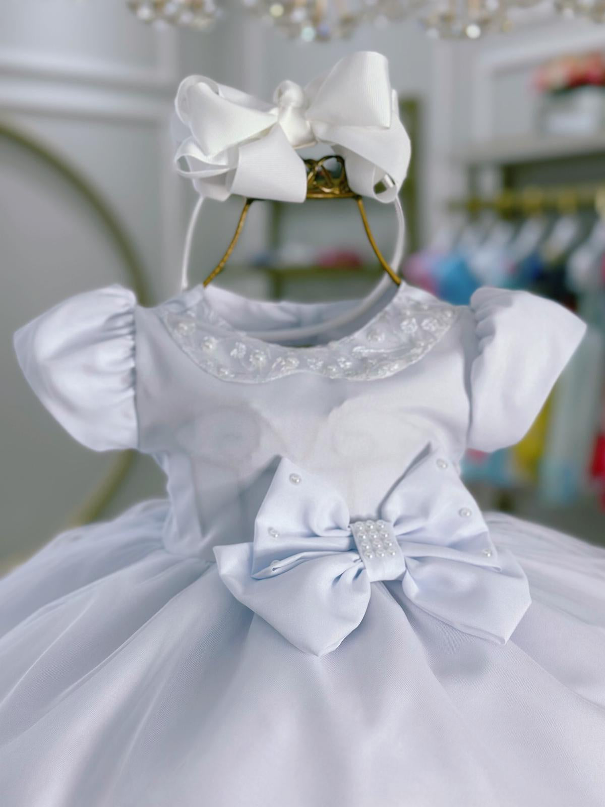 Vestido Infantil Bebê Branco Pérolas e Broche Laço Batizados