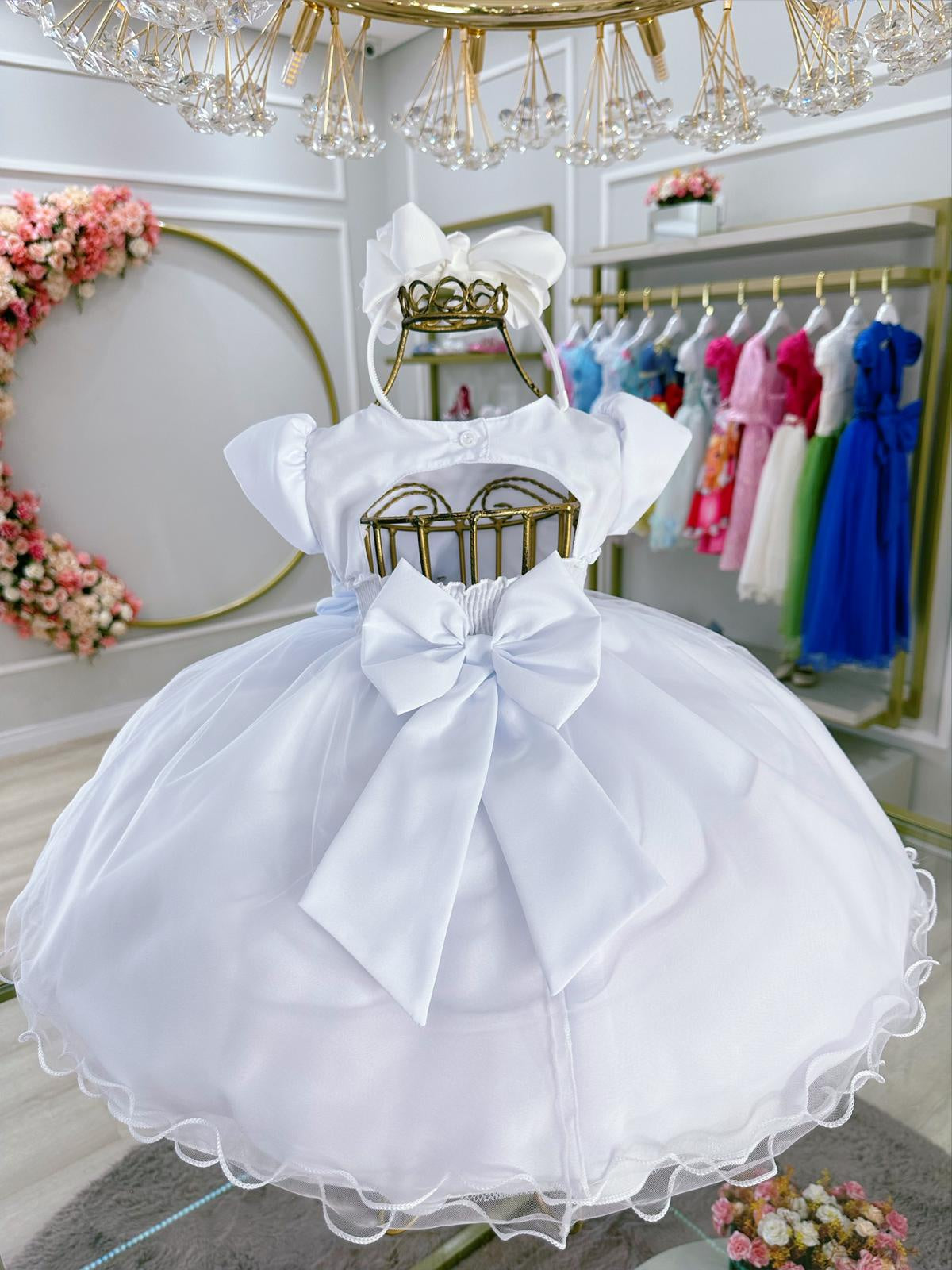 Vestido Infantil Bebê Branco Pérolas e Broche Laço Batizados