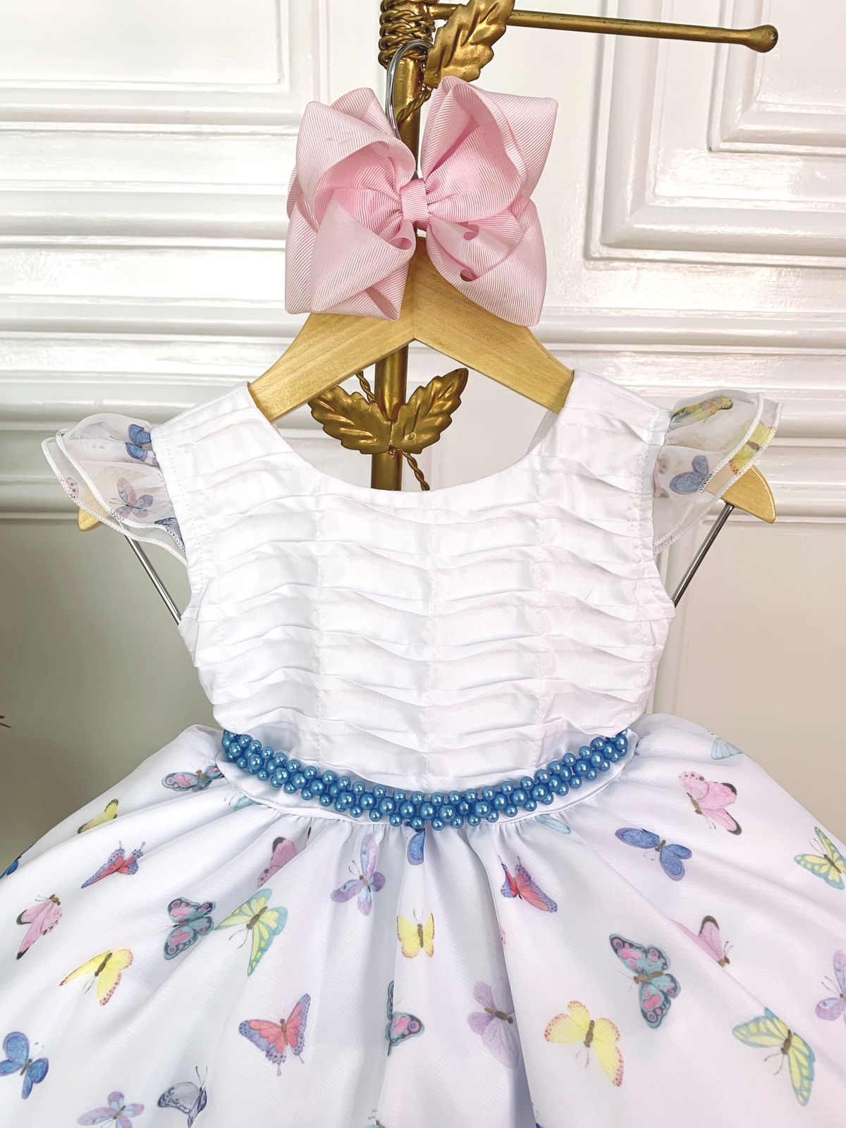 Vestido Infantil Branco Borboletas Coloridas Peito Plissado