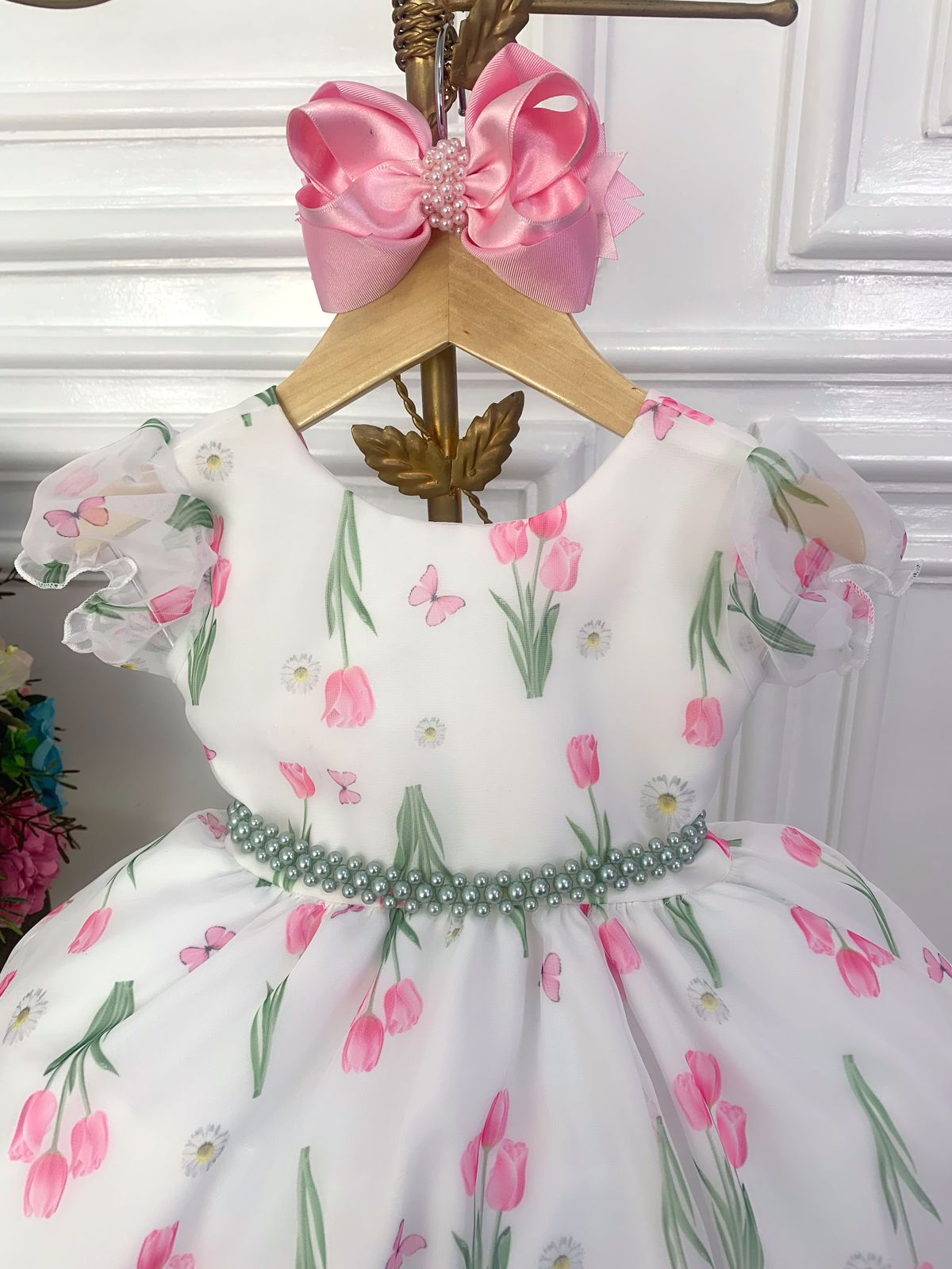 Vestido Infantil Off White Flores Tulipas e Cinto de Pérolas