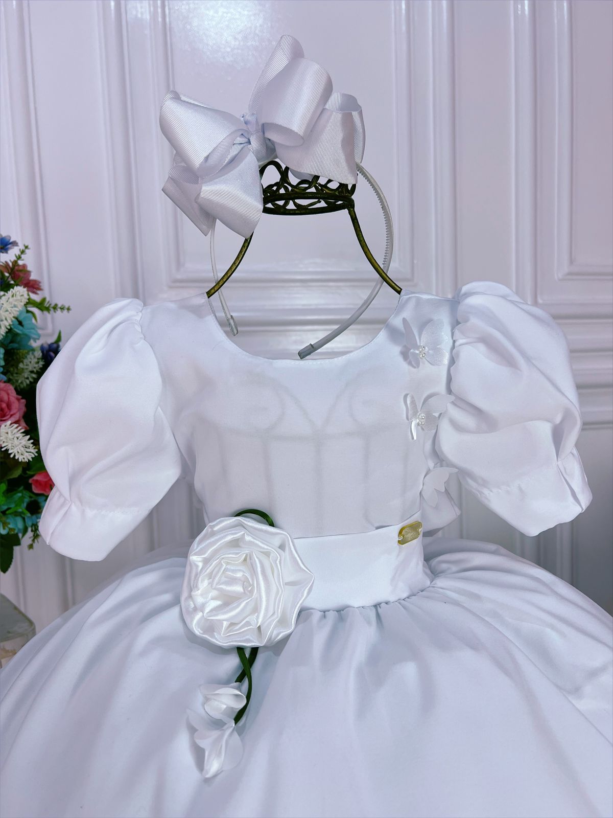 Vestido Infantil Branco C/ Broche Flores Aplique Borboletas