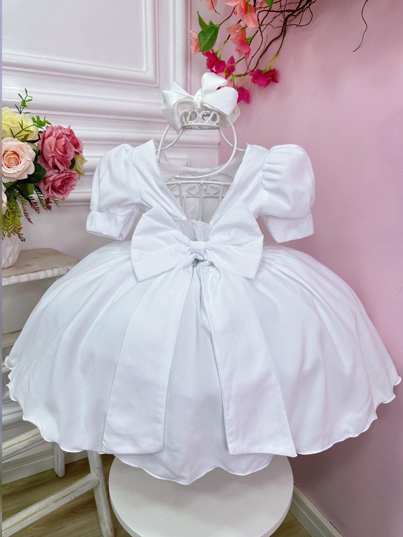 Vestido Infantil Branco C/ Broche Flores Aplique Borboletas