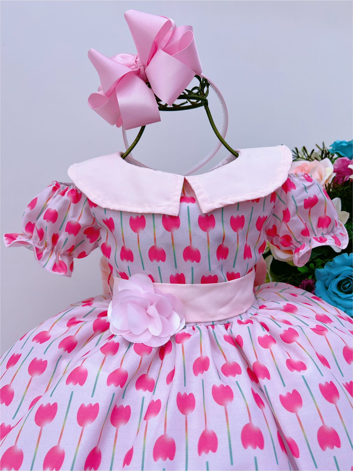 Vestido Infantil Rosa Florido Gola Boneca C/ Cinto e Broche