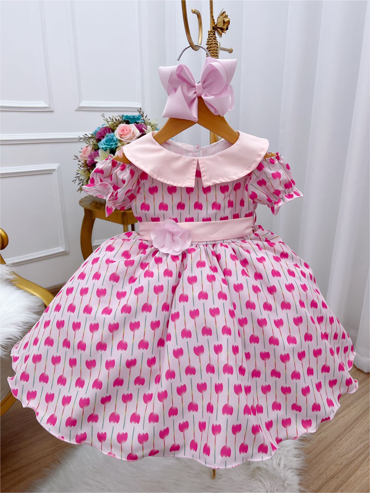 Vestido Infantil Rosa Florido Gola Boneca C/ Cinto e Broche