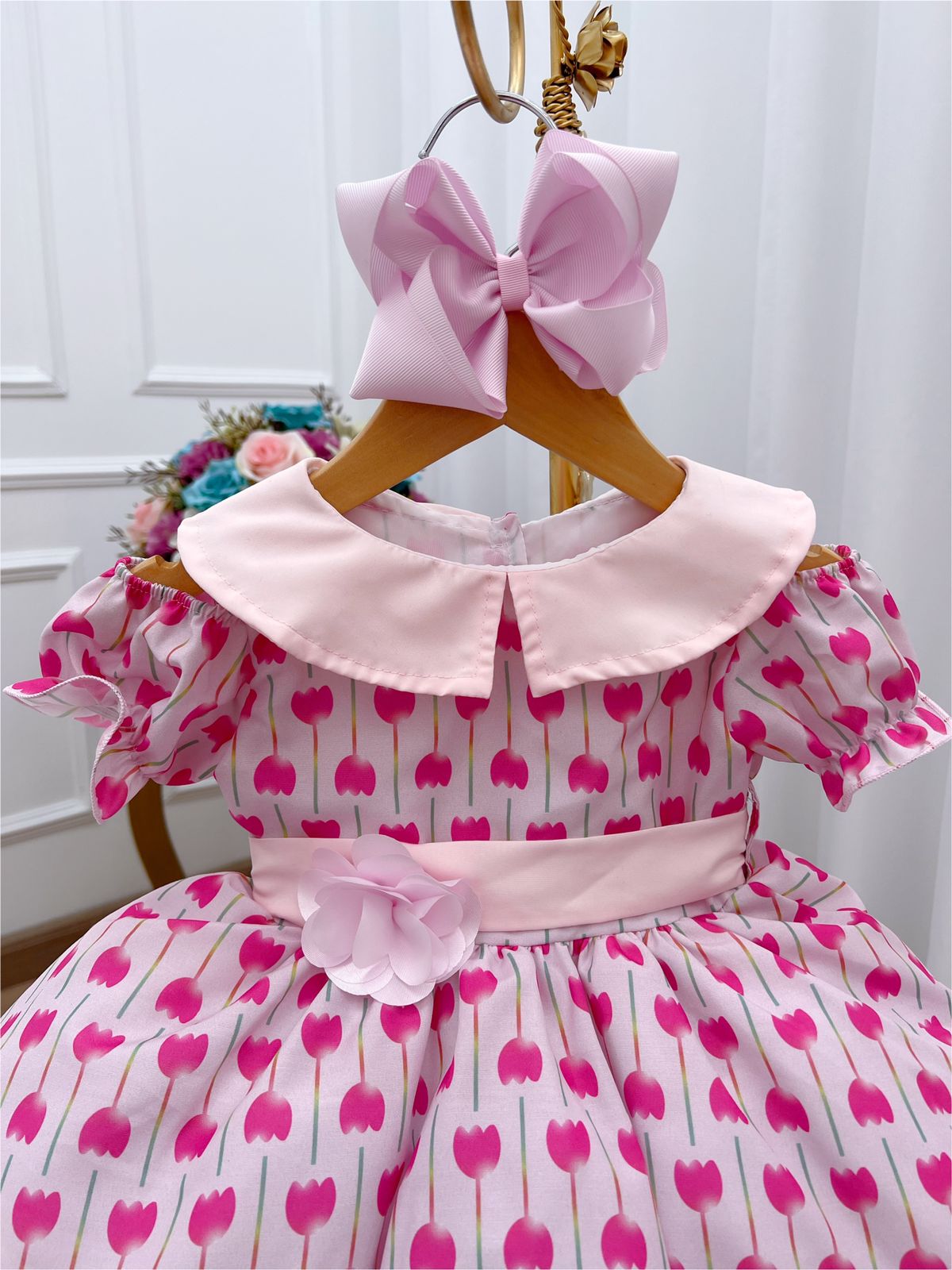 Vestido Infantil Rosa Florido Gola Boneca C/ Cinto e Broche