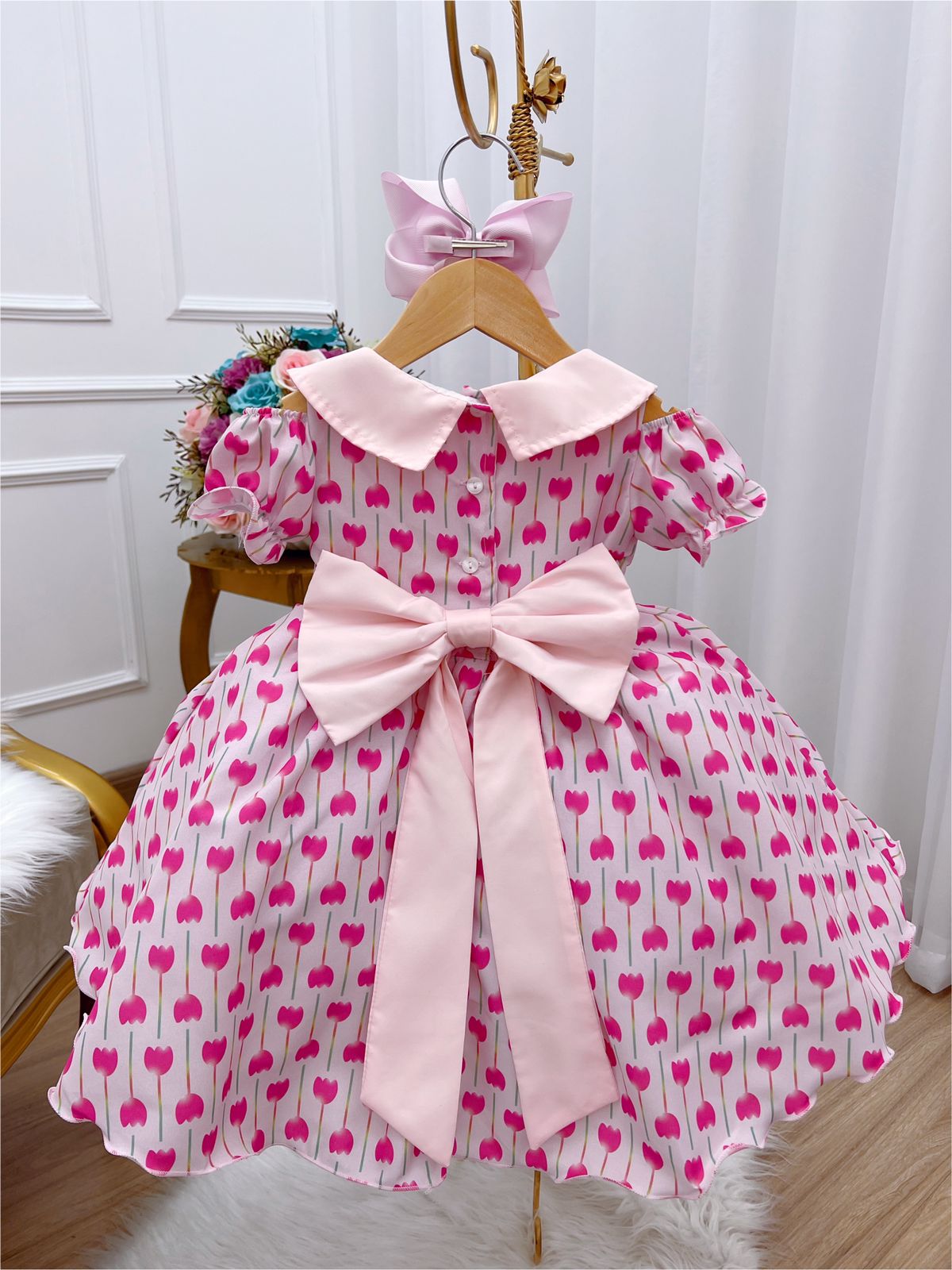 Vestido Infantil Rosa Florido Gola Boneca C/ Cinto e Broche