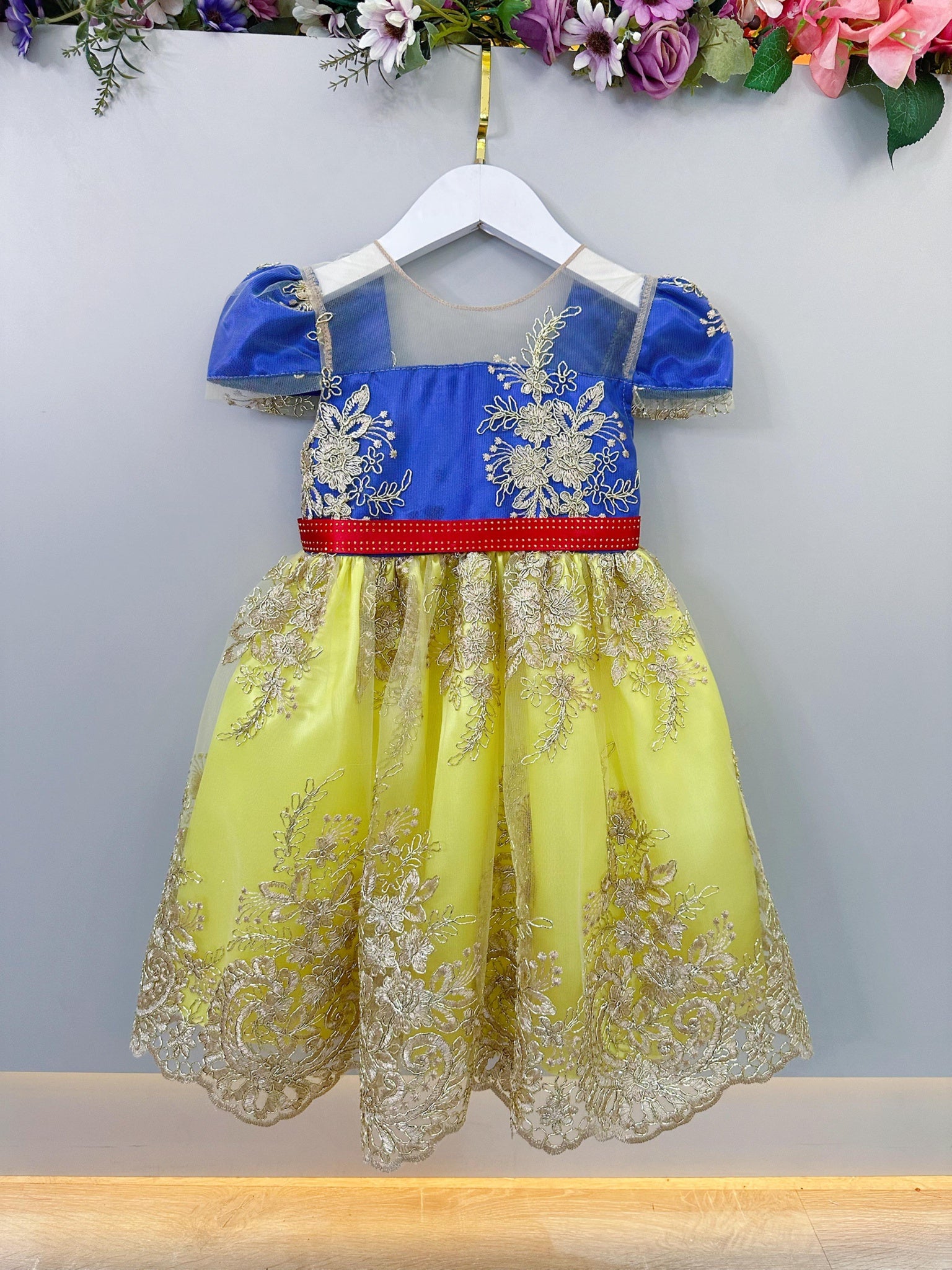 Vestido Infantil Branca de Neve Com Renda Dourada Festas