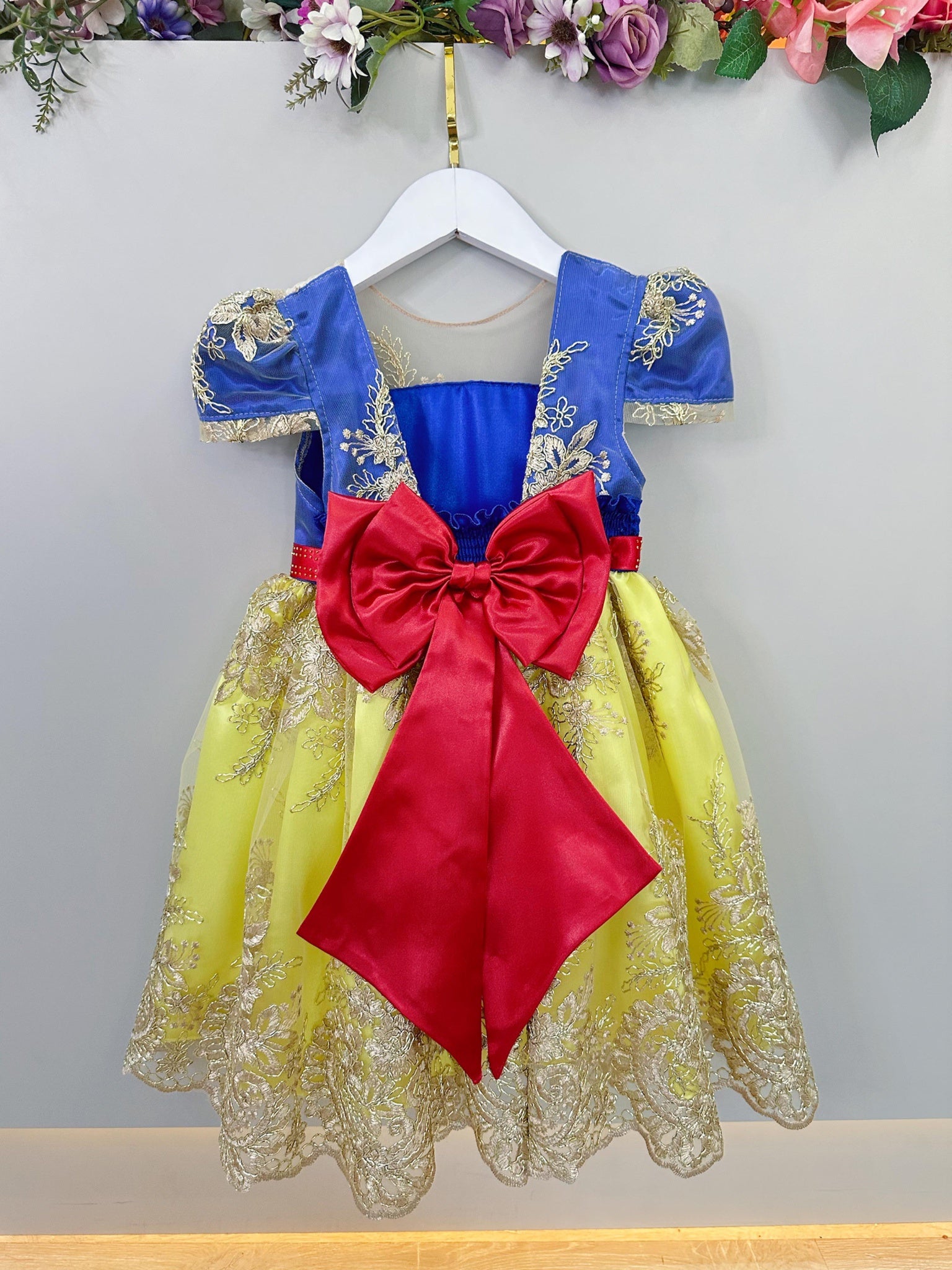 Vestido Infantil Branca de Neve Com Renda Dourada Festas