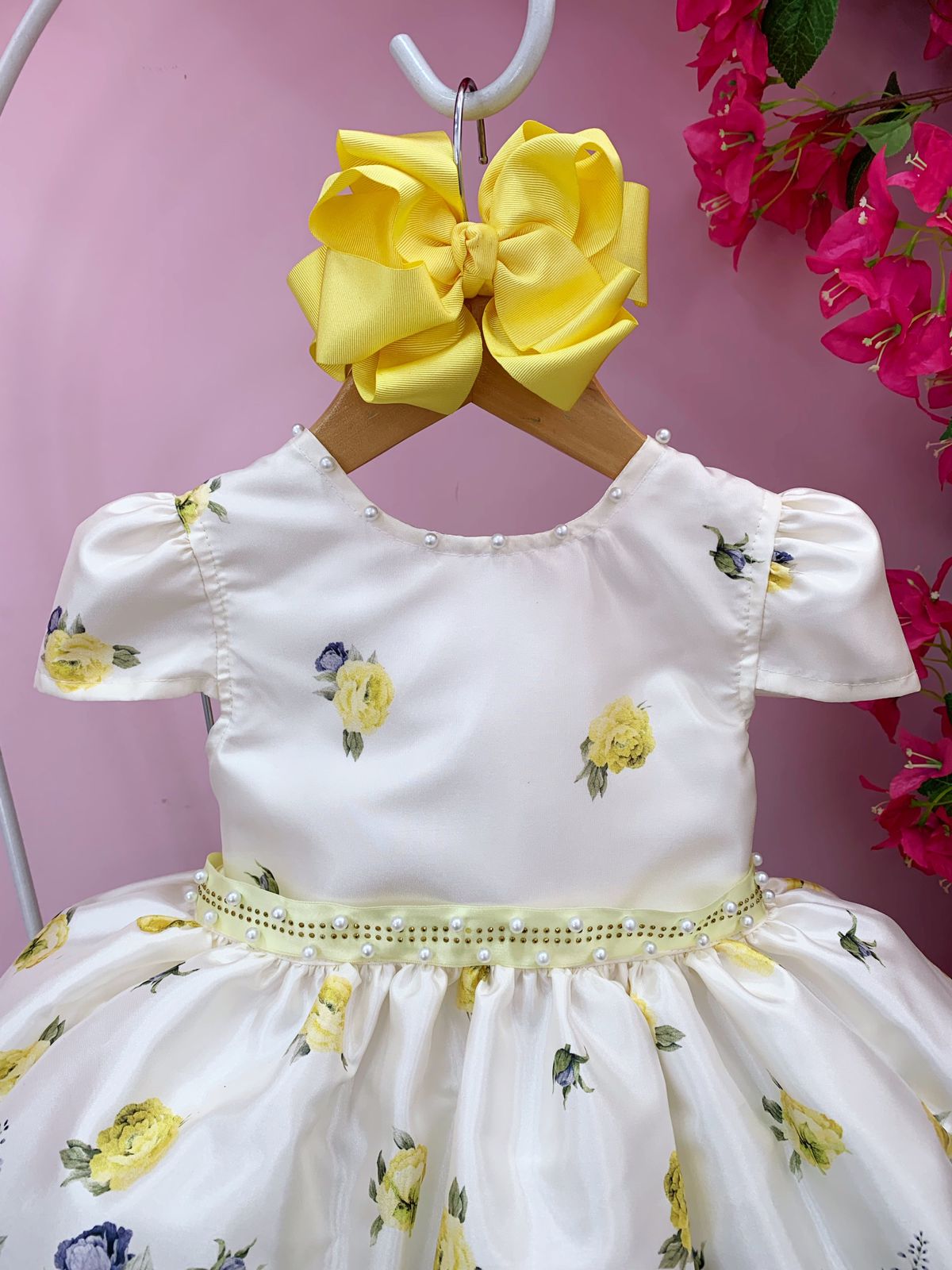 Vestido Infantil Marfim Florido Amarelo C/ Cinto de Pérolas