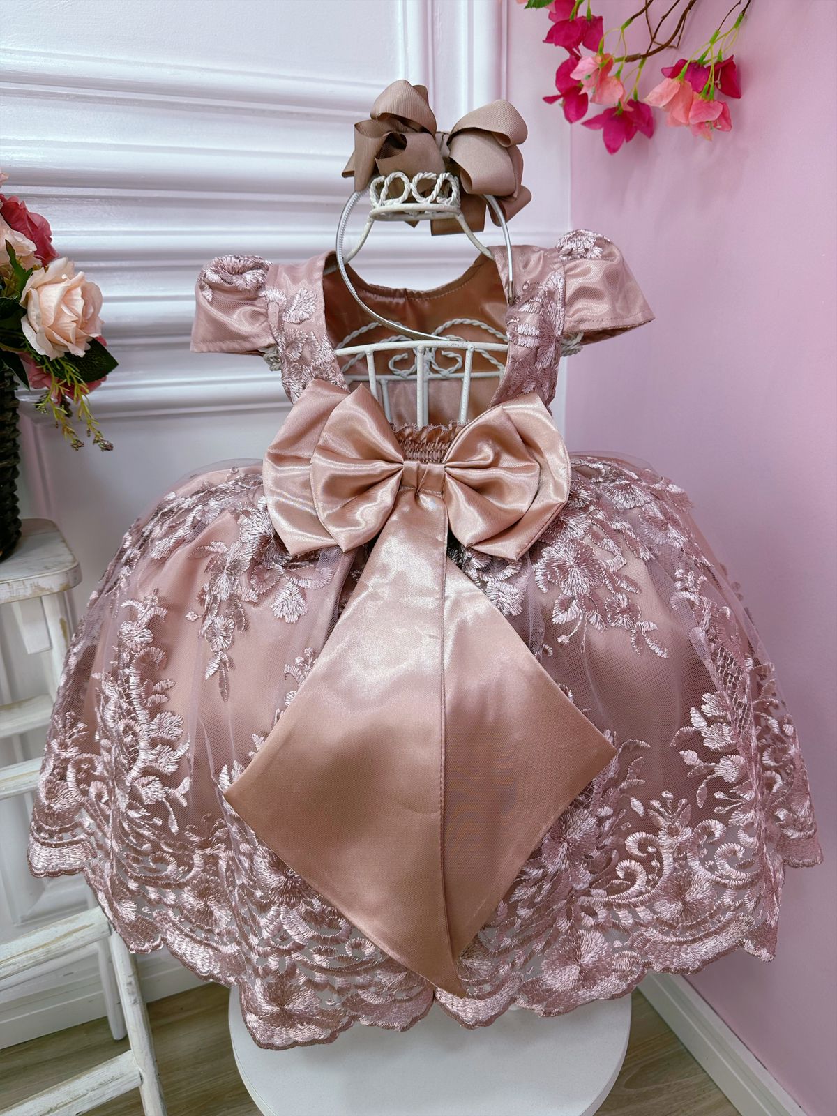 Vestido Infantil Rose Com Renda Realeza e Cinto de Pérolas