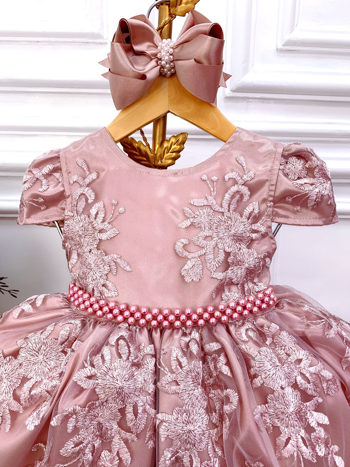 Vestido Infantil Rose Com Renda Realeza e Cinto de Pérolas