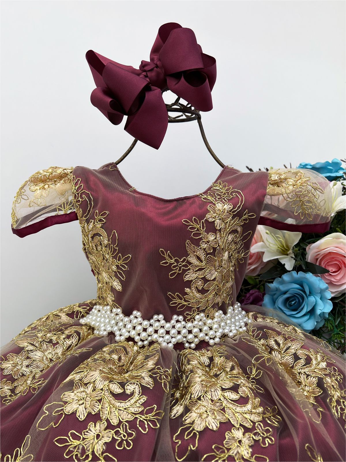 Vestido Infantil Marsala com Renda Dourada e Cinto de Pérolas