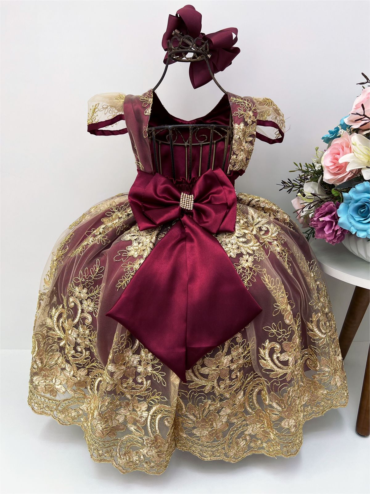 Vestido Infantil Marsala com Renda Dourada e Cinto de Pérolas