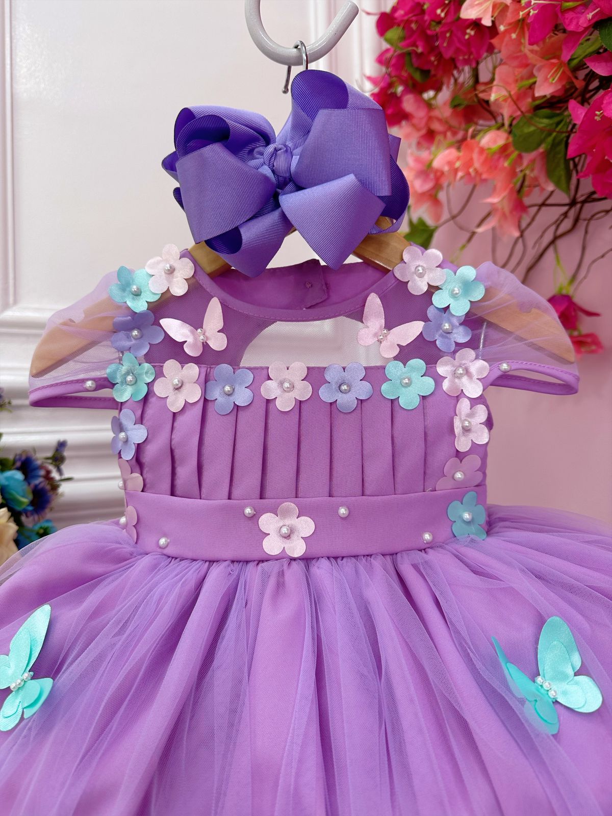 Vestido Infantil Lilás Busto Plissado Com Flores Borboleta