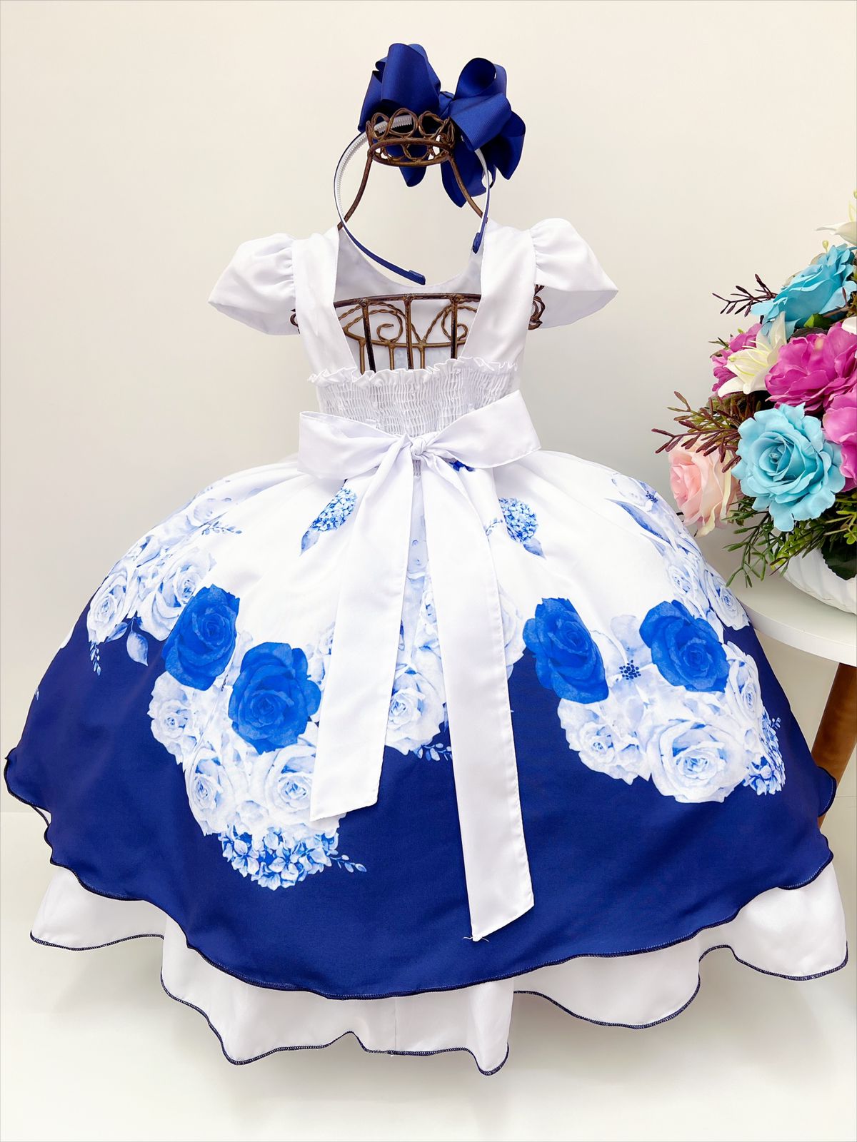 Vestido Azul e Branco Flor Rosas e Cinto Pérolas