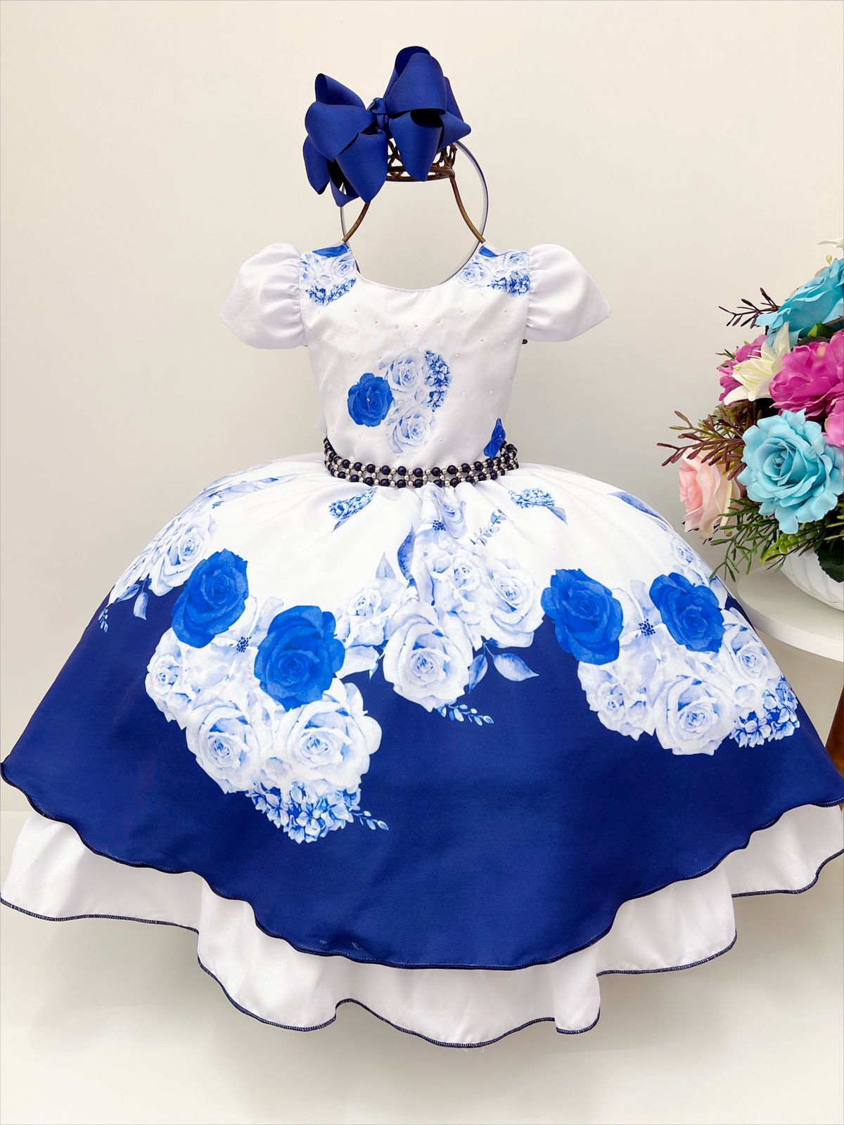 Vestido Azul e Branco Flor Rosas e Cinto Pérolas