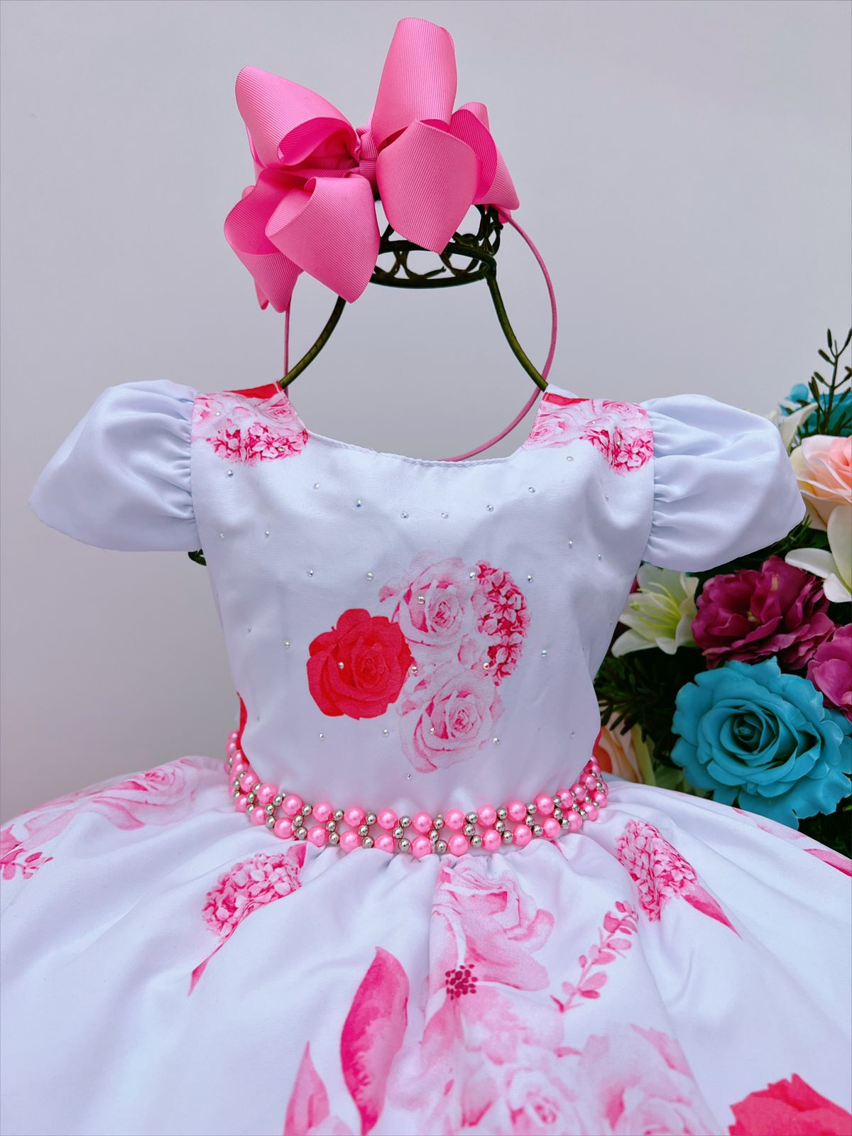 Vestido Rosa e Branco Flor Rosas e Cinto Pérolas