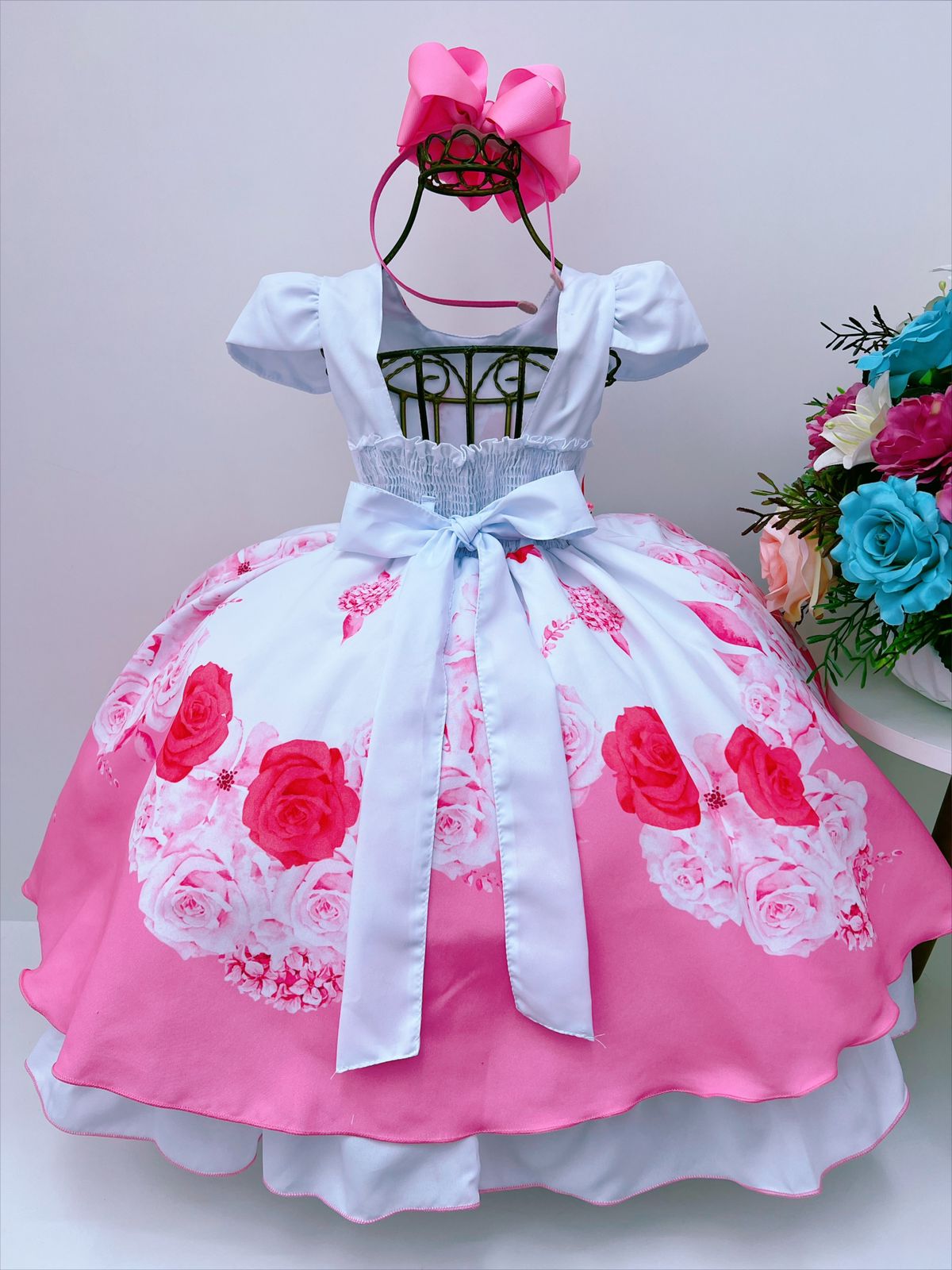 Vestido Rosa e Branco Flor Rosas e Cinto Pérolas