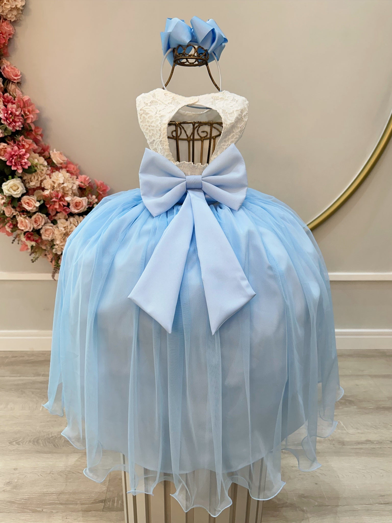 Vestido Infantil Off White Saia Azul Claro C/ Renda e Broche