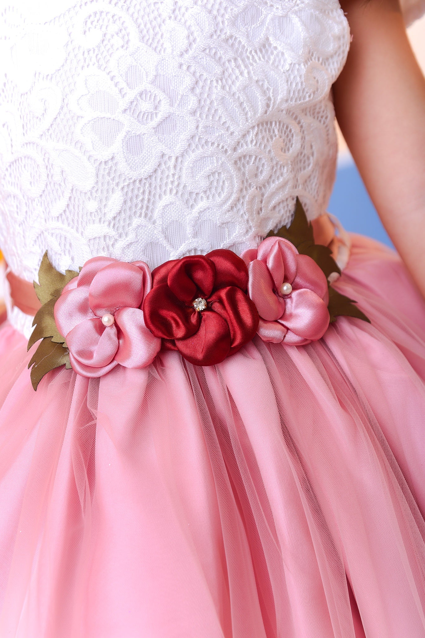 Vestido Infantil Off White Saia Rose C/ Renda e Broche Flor
