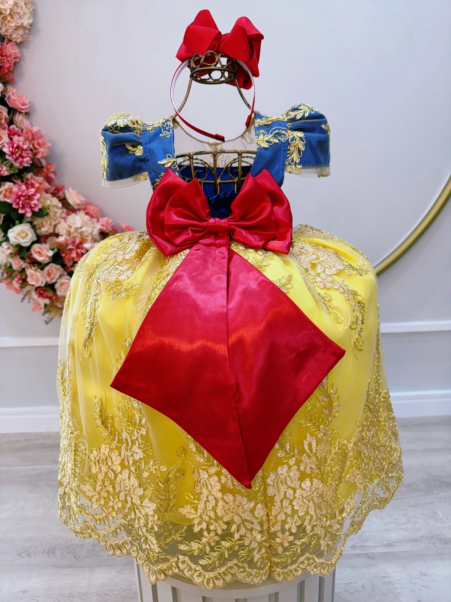 Vestido Infantil Branca de Neve Renda Metalizada Dourada