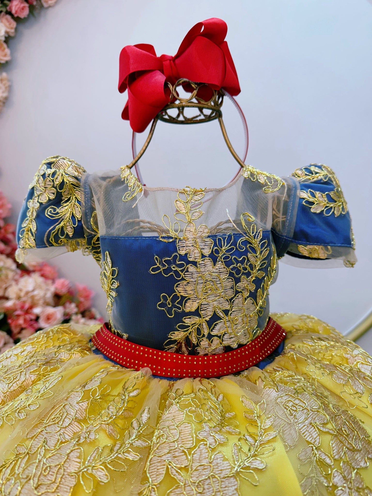 Vestido Infantil Branca de Neve Renda Metalizada Dourada