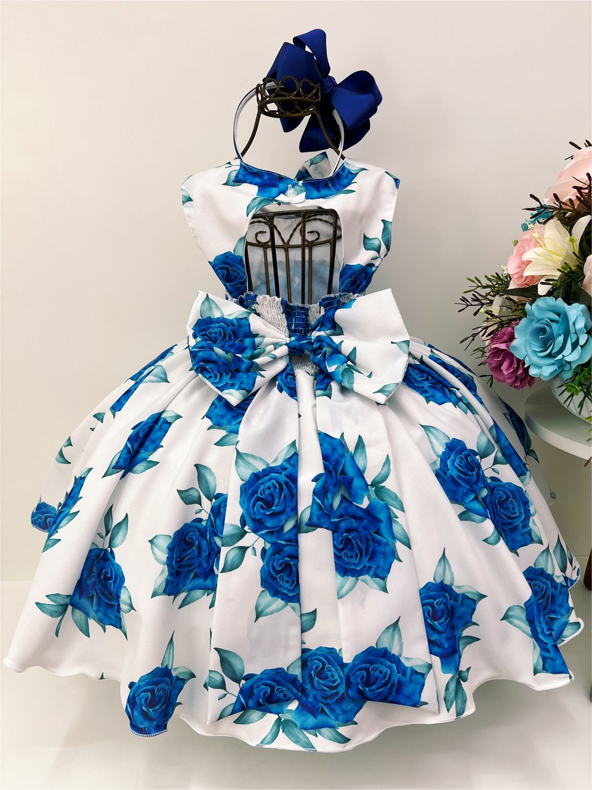 Vestido Infantil Off Rosas Azuis Laço Cinto Pérolas Luxo