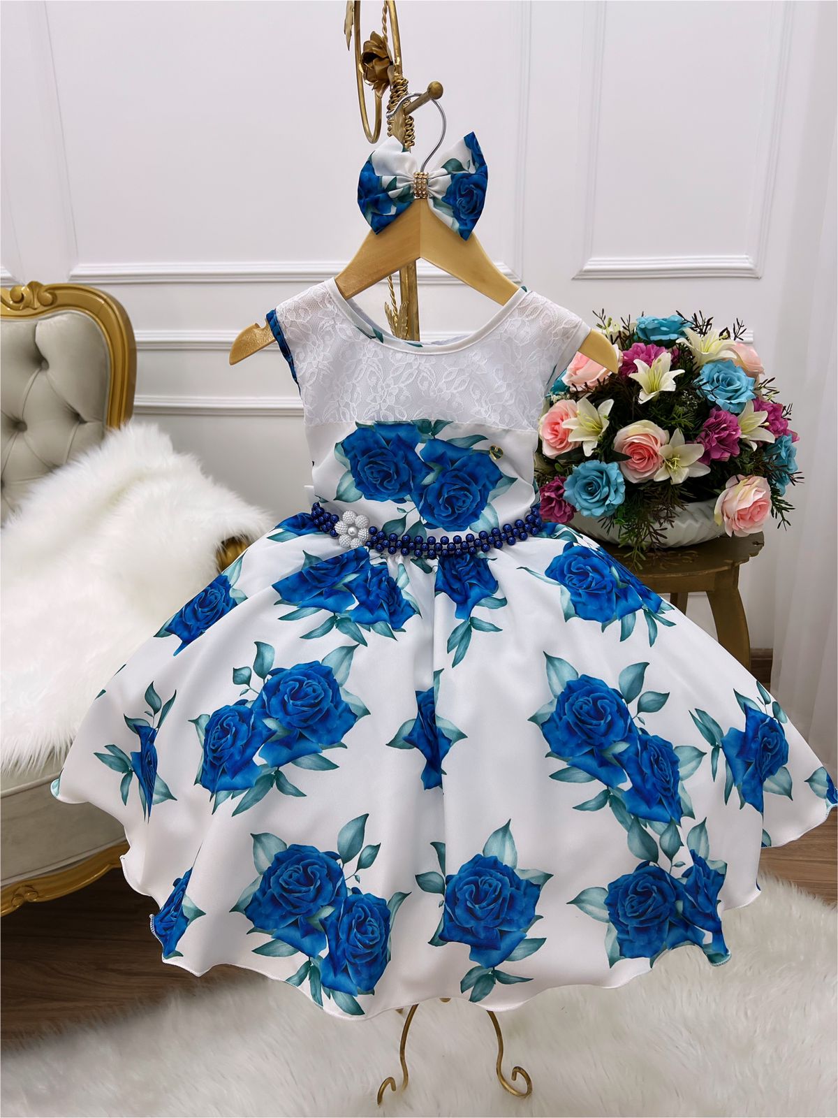 Vestido Infantil Off Rosas Azuis Laço Cinto Pérolas Luxo