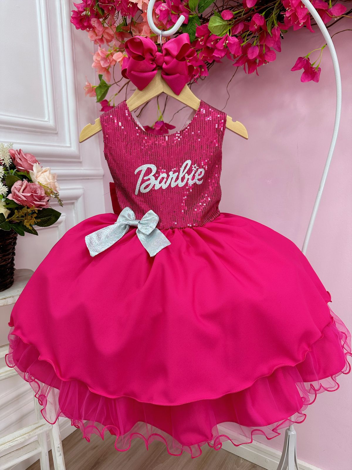 Vestido Infantil Barbie Busto Paetê Pink e Broche de Lacinho