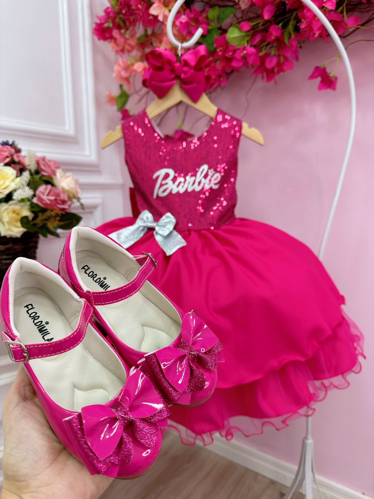 Vestido Infantil Barbie Busto Paetê Pink e Broche de Lacinho