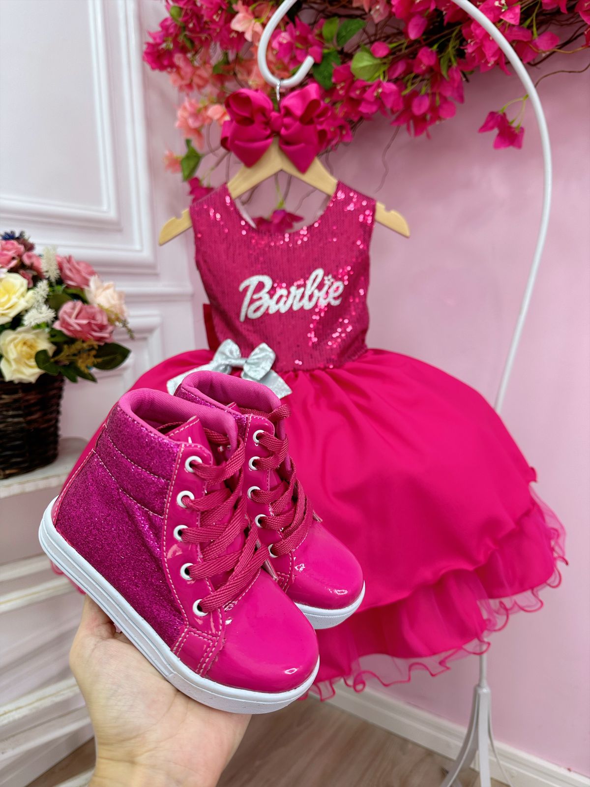 Vestido Infantil Barbie Busto Paetê Pink e Broche de Lacinho